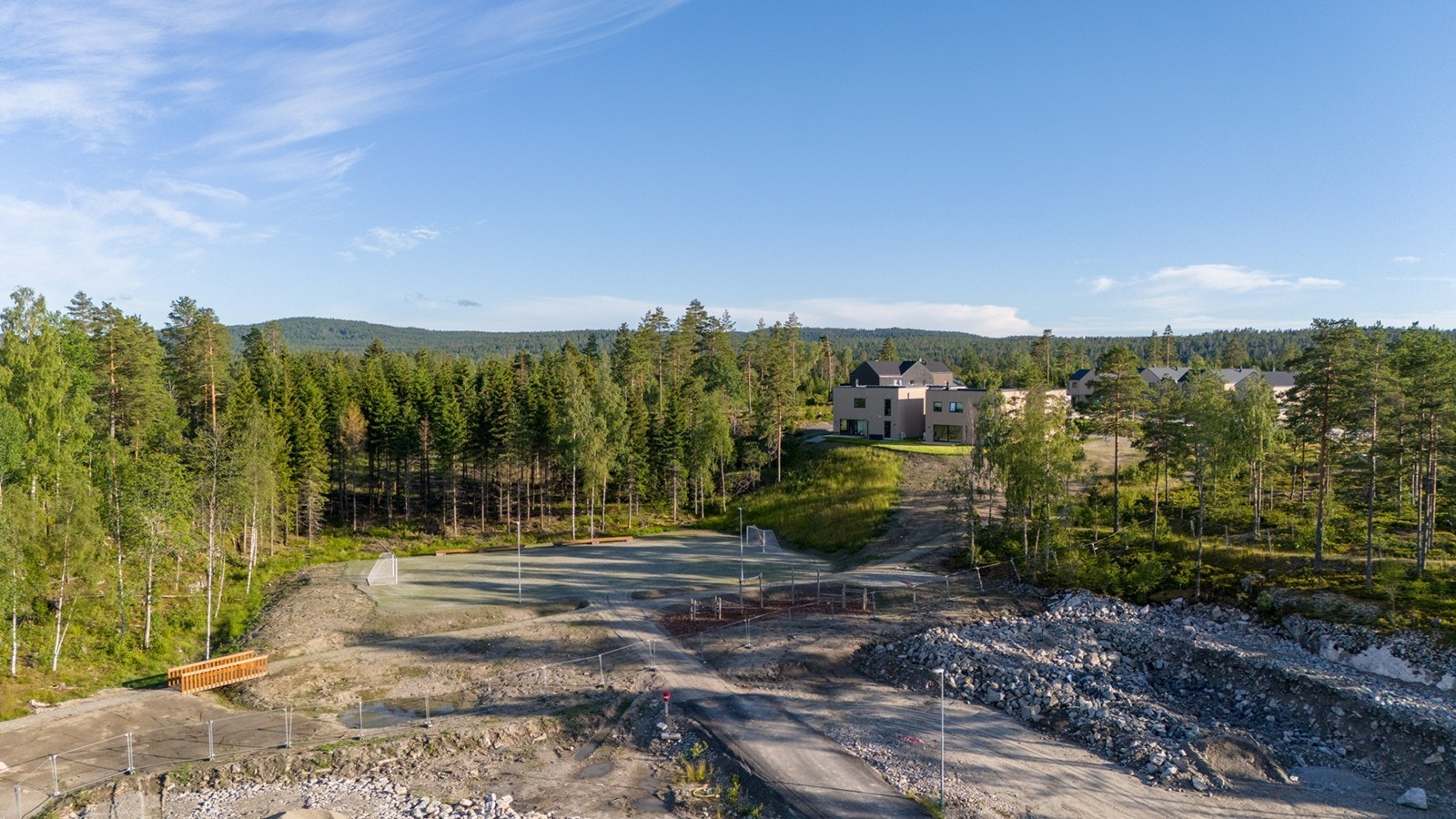 Innerst i det nye boligfeltet er det etablert en ballbinge i trygge omgivelser og gangavstand til tomta. Galleribilde