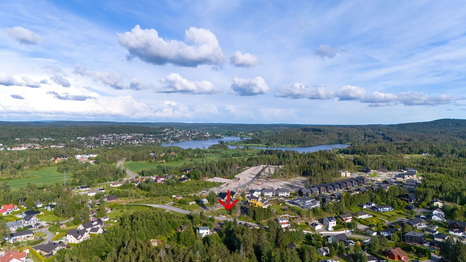 Eiendommen ligger i vakre omgivelser i Enebakk med nærhet til Vågsvann som ligger i bakgrunnen av bilde. Her er det skøytebane om vinteren. Galleribilde