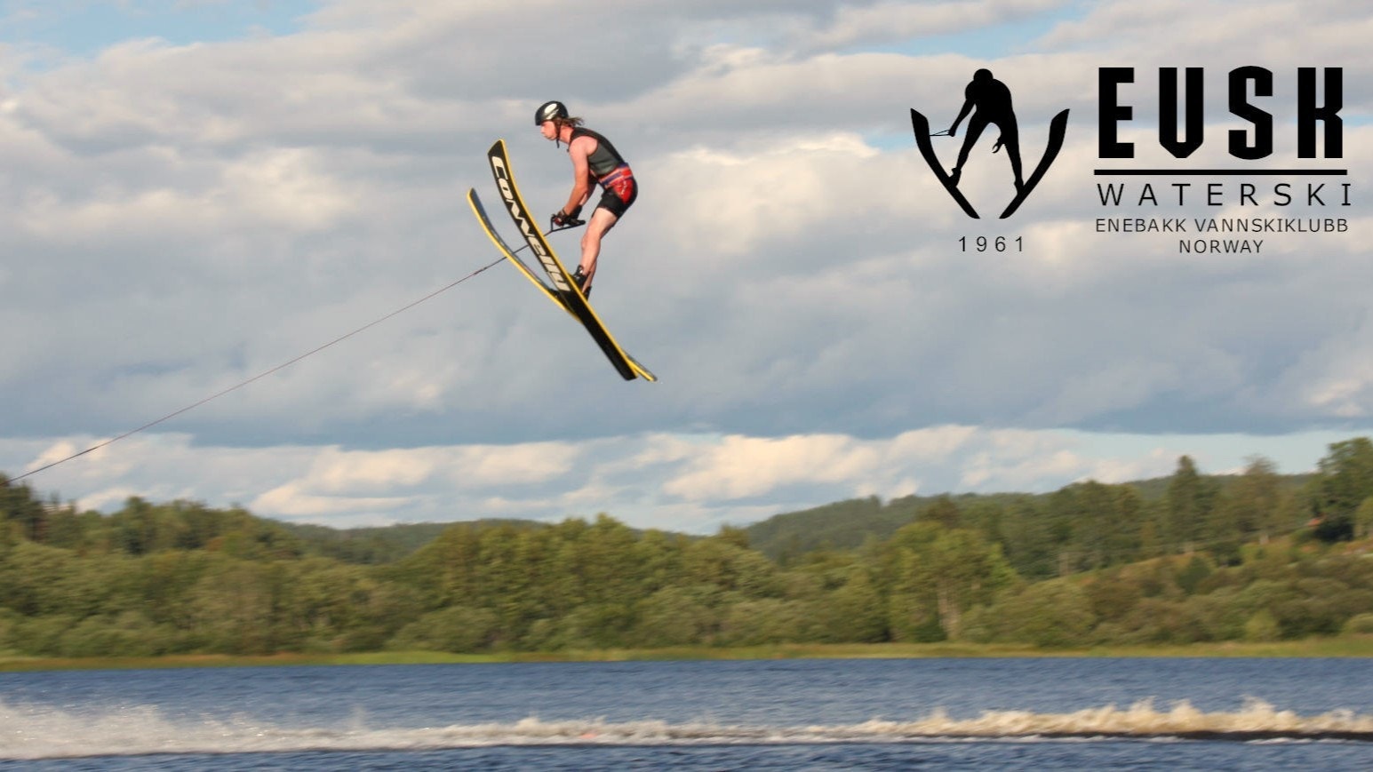 På Mjærvann ved barneskolen ligger norges mest kjente vannskiklubb, Enebakk vannskiklubb. Galleribilde