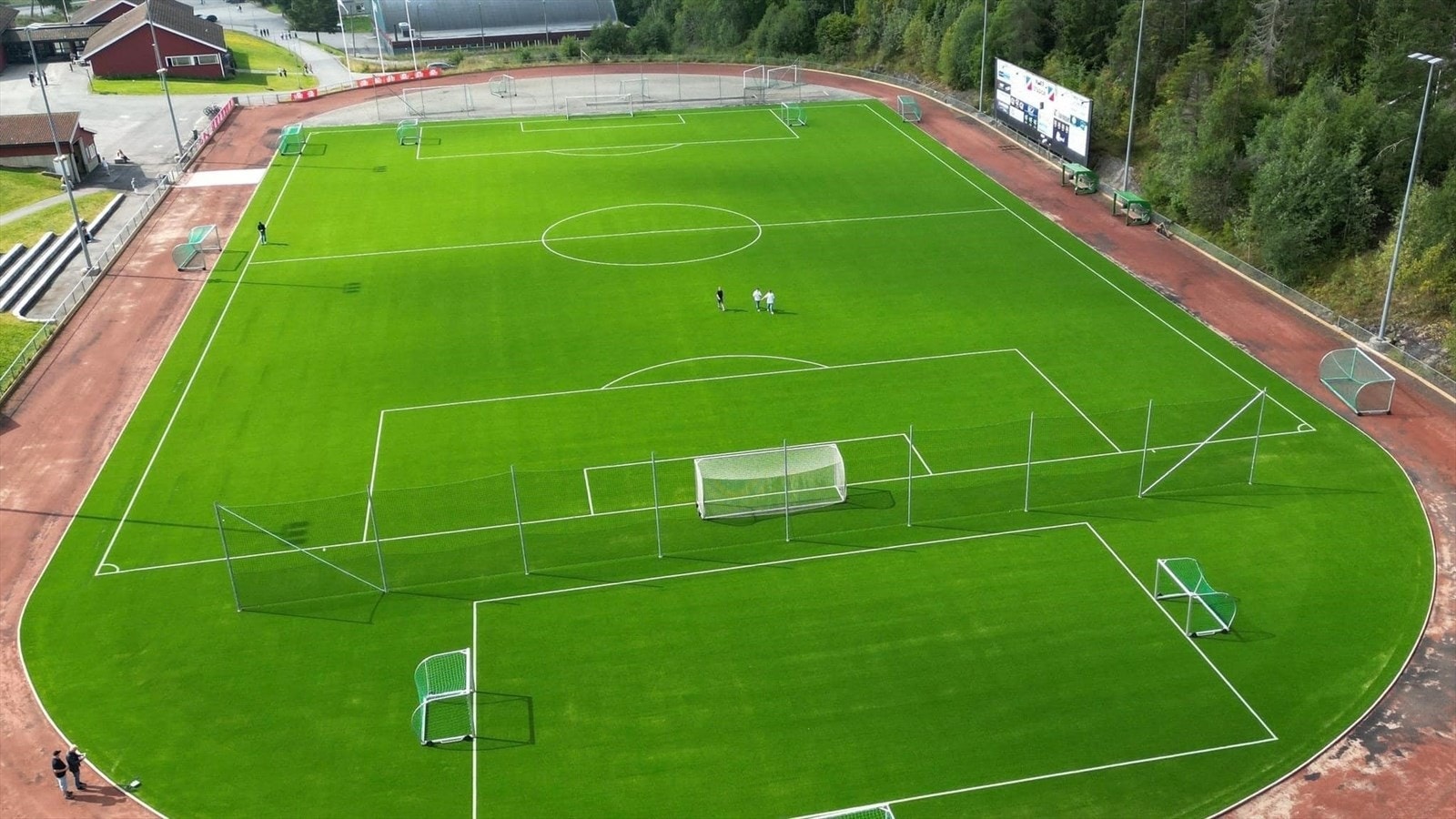 Mjær Stadion, Driv idrettslags kunstgressbane og tilliggende idrettshall ligger ved Mjær Ungdomsskole. Galleribilde