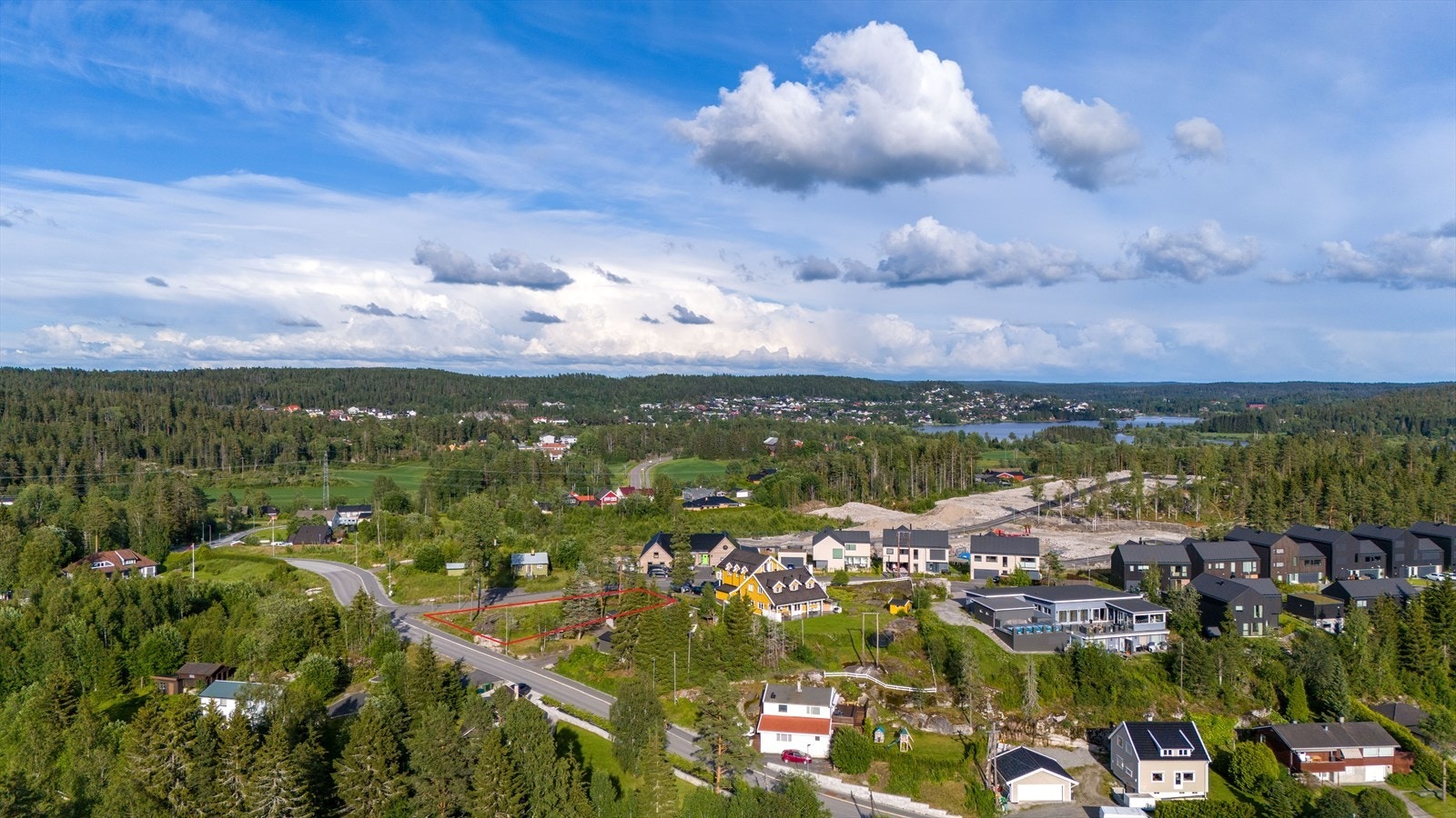 Eiendommen ligger i vakre omgivelser i Enebakk med nærhet til Vågsvann som ligger i bakgrunnen av bilde. Her er det skøytebane om vinteren. Galleribilde