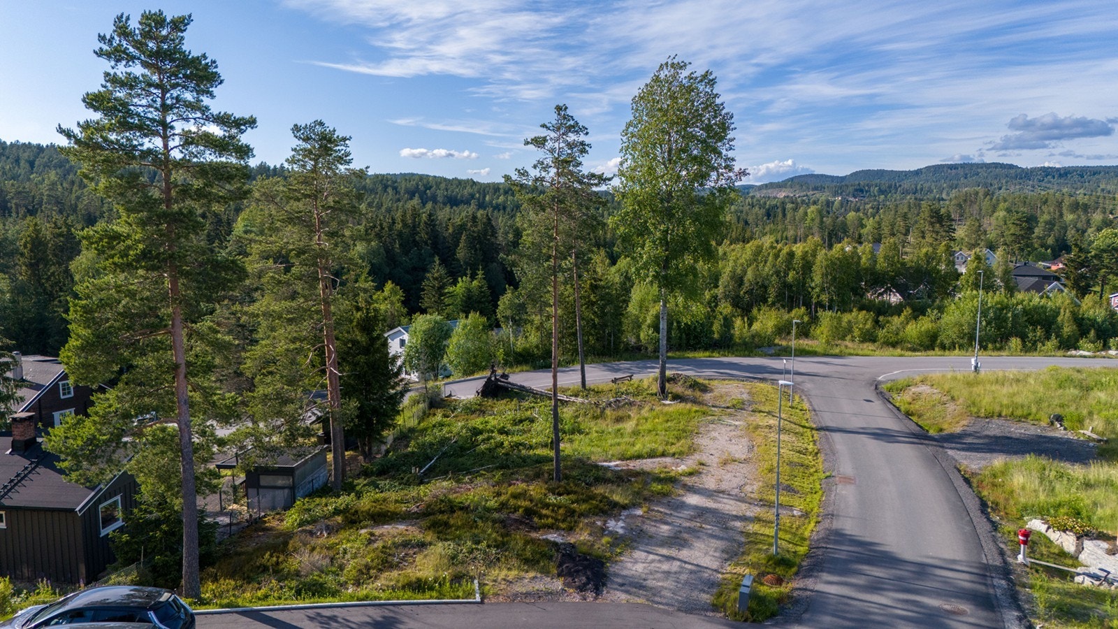 Eiendommen har hjørnebeliggenhet, og det ligger vann, avløp og fiber til tomtegrense. Galleribilde