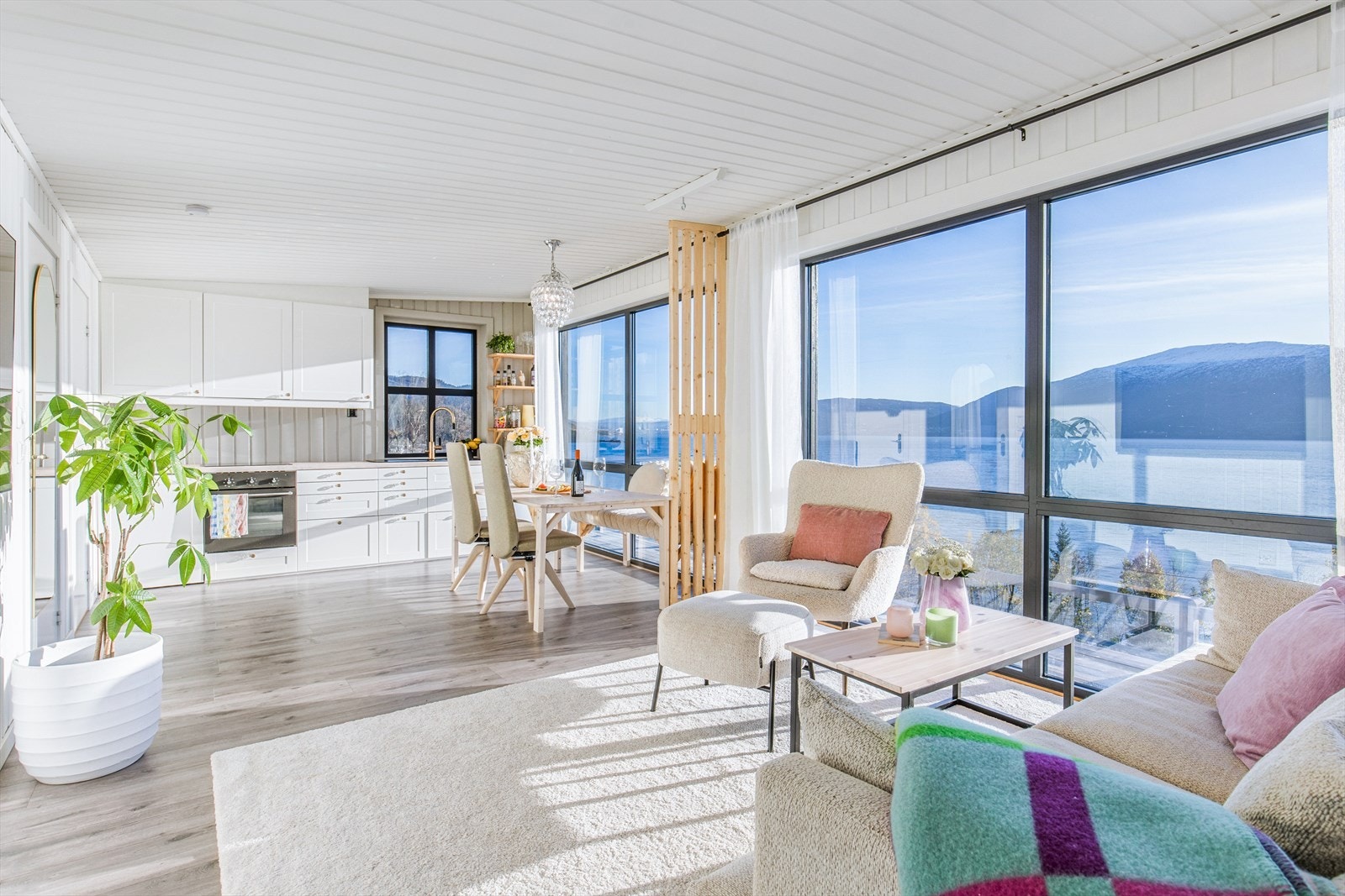 Trendye, moderne farger og massevis av naturlig lys inn, gir høy trivselsfaktor. Galleribilde