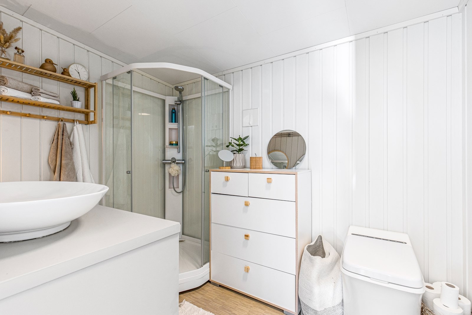 Bad med forbrenningstoalett. Galleribilde