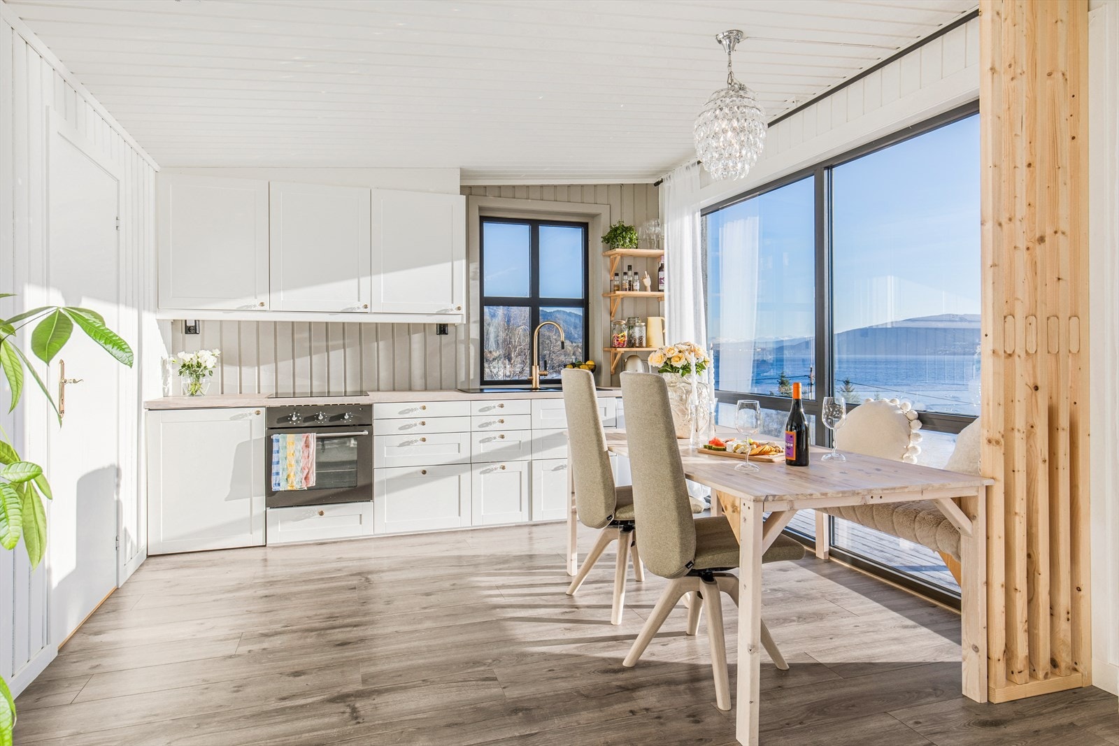 Ny kjøkkeninnredning fra IKEA fra 2014. Koketopp, ovn, kjøl/frys medfølger. Galleribilde