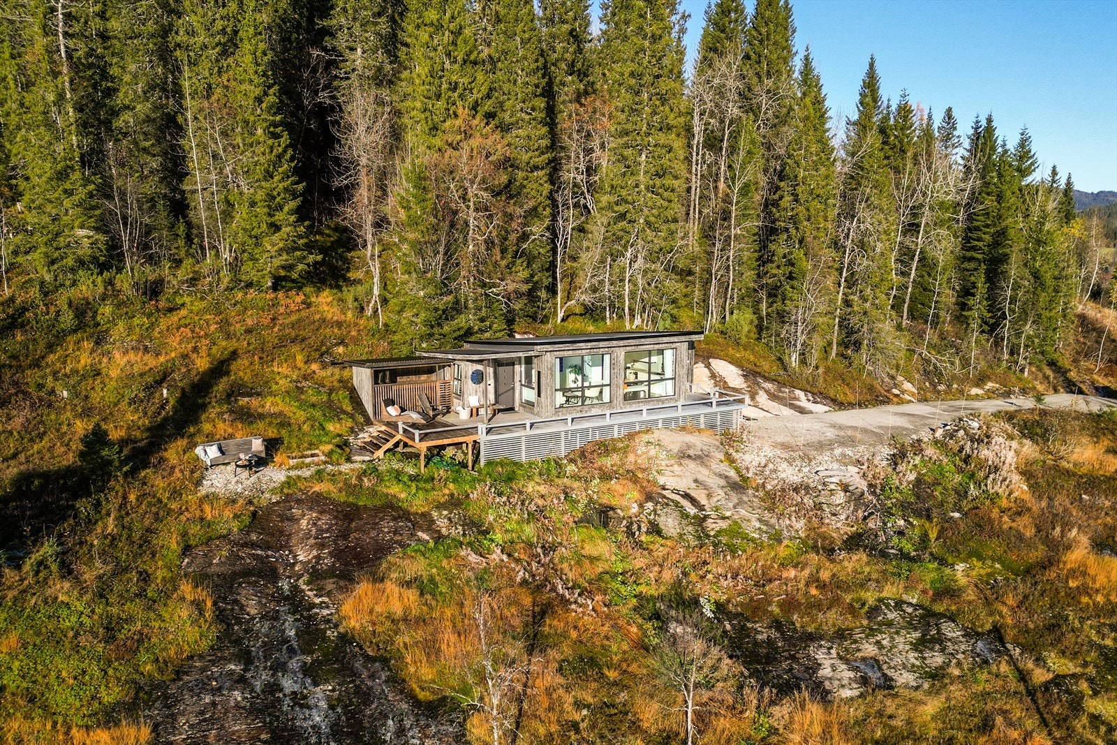 Ny isolasjon og etterisolering (totalt 15
cm) i vegger. Utført i 2014. Galleribilde
