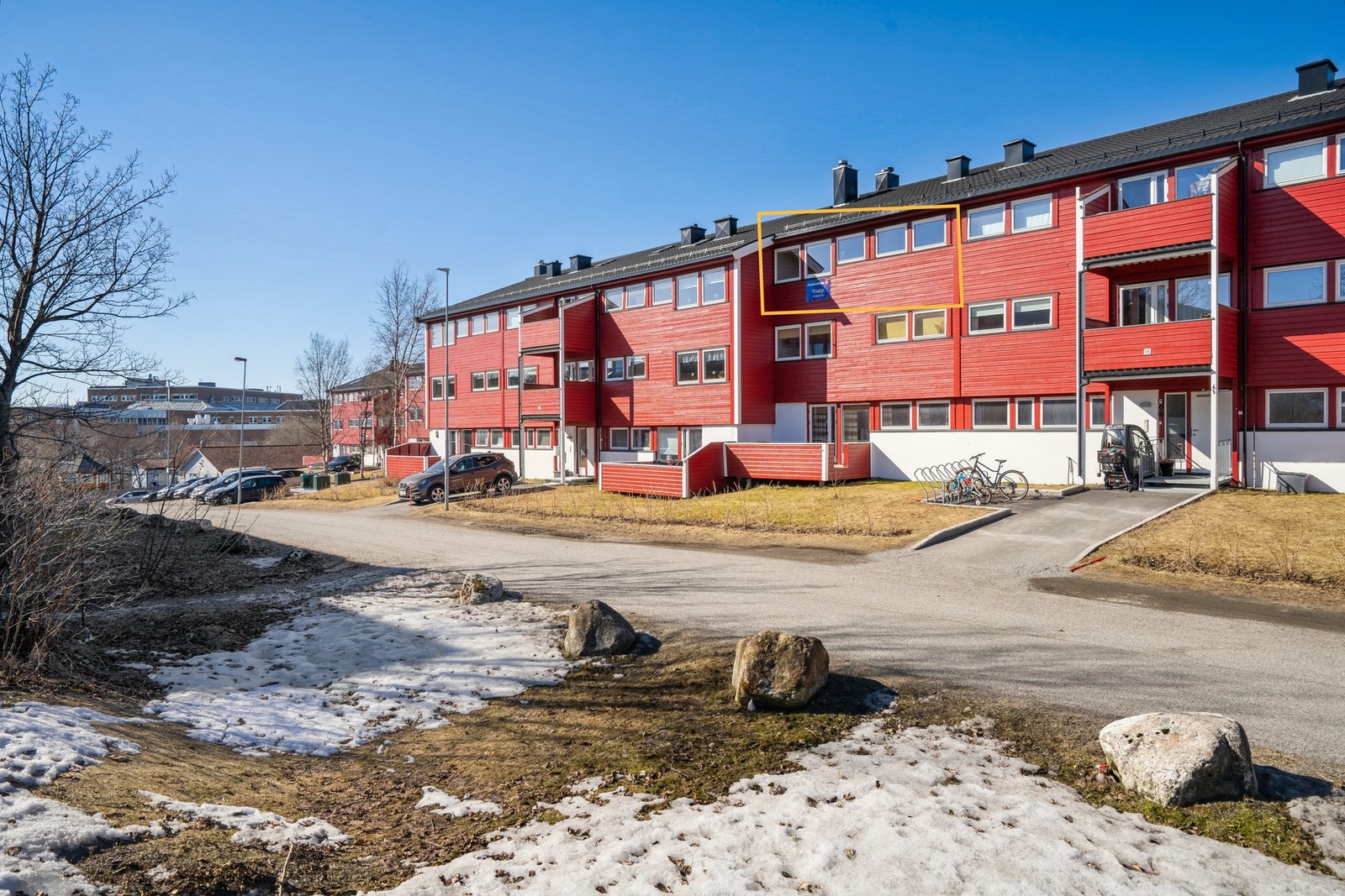 Flott 4-roms leilighet med hems på Mørkved i toppetasjen av bygget. Galleribilde