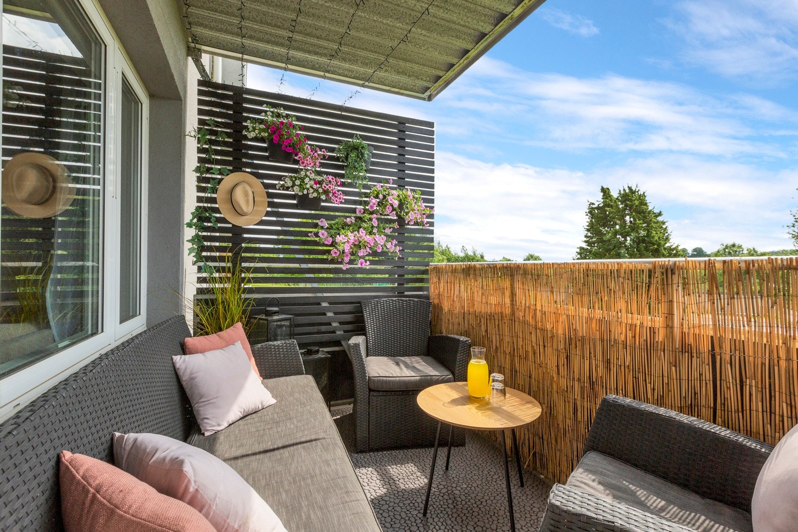 Hyggelig romslig veranda Galleribilde