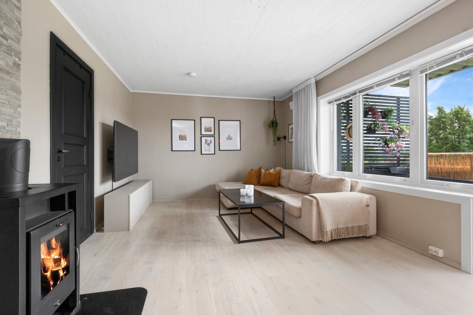 Det er installert både vedovn og varmepumpe i stuen Galleribilde