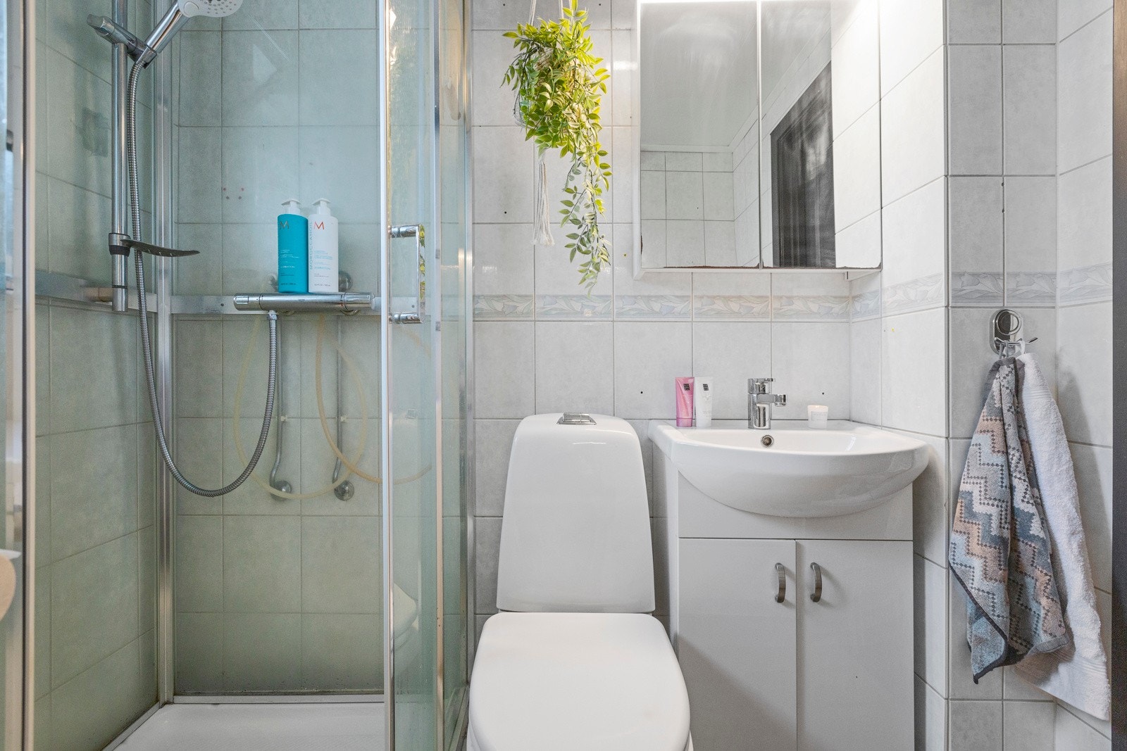Badet har belegg på gulv og fliser på vegg Galleribilde