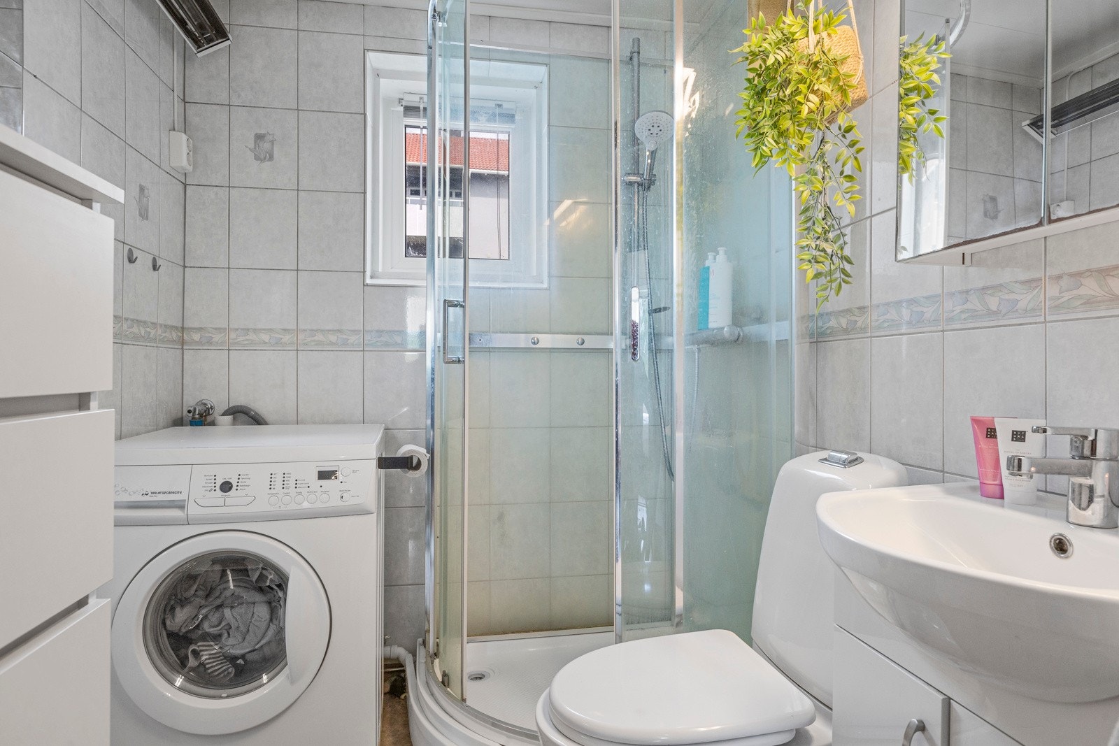 Badet har installert dusjkabinett, toalett, vask og opplegg til vaskemaskin Galleribilde