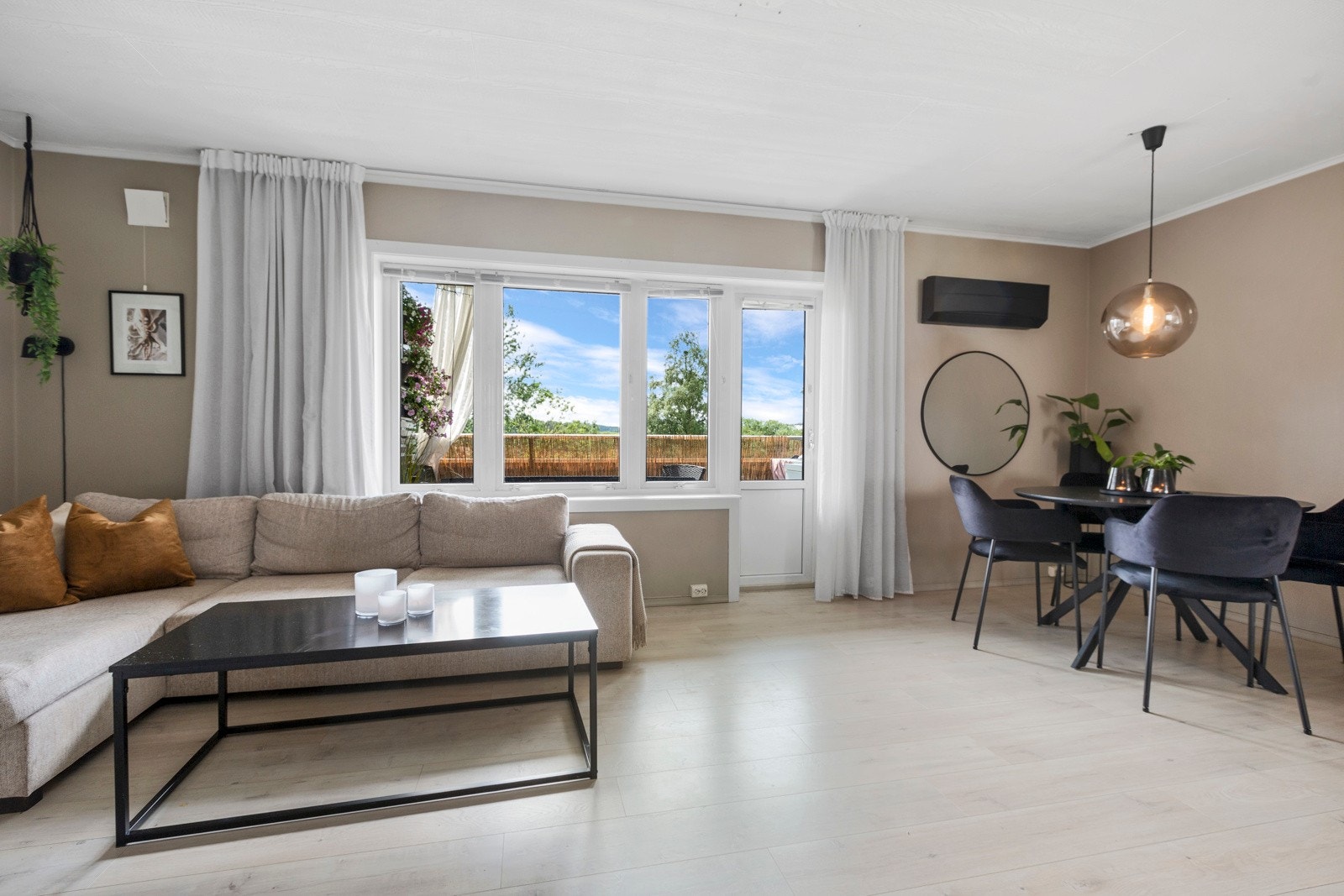 God naturlig plass til både sofagruppe og spisestue Galleribilde