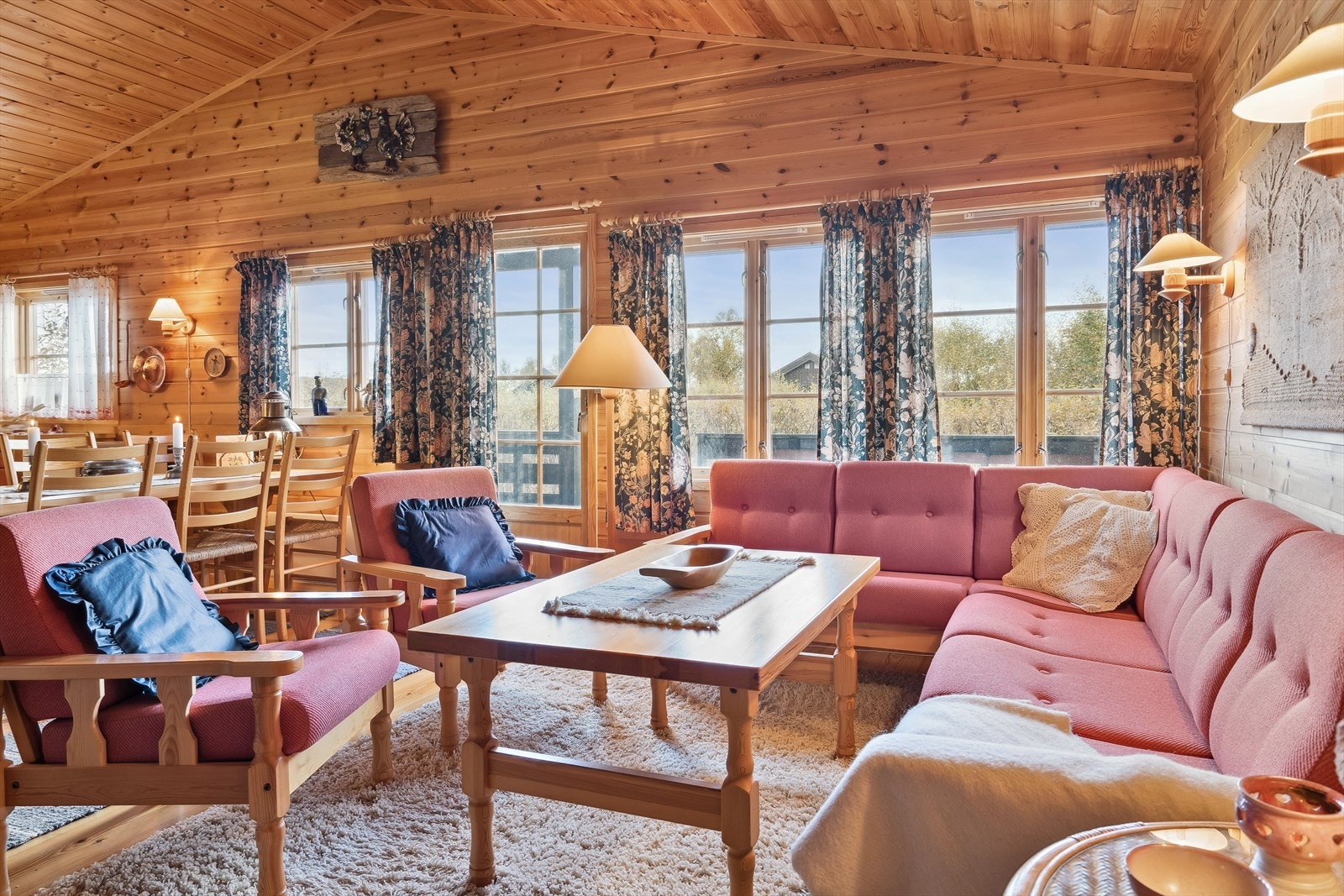 Store vindusflater slipper inn godt med naturlig lys. Galleribilde