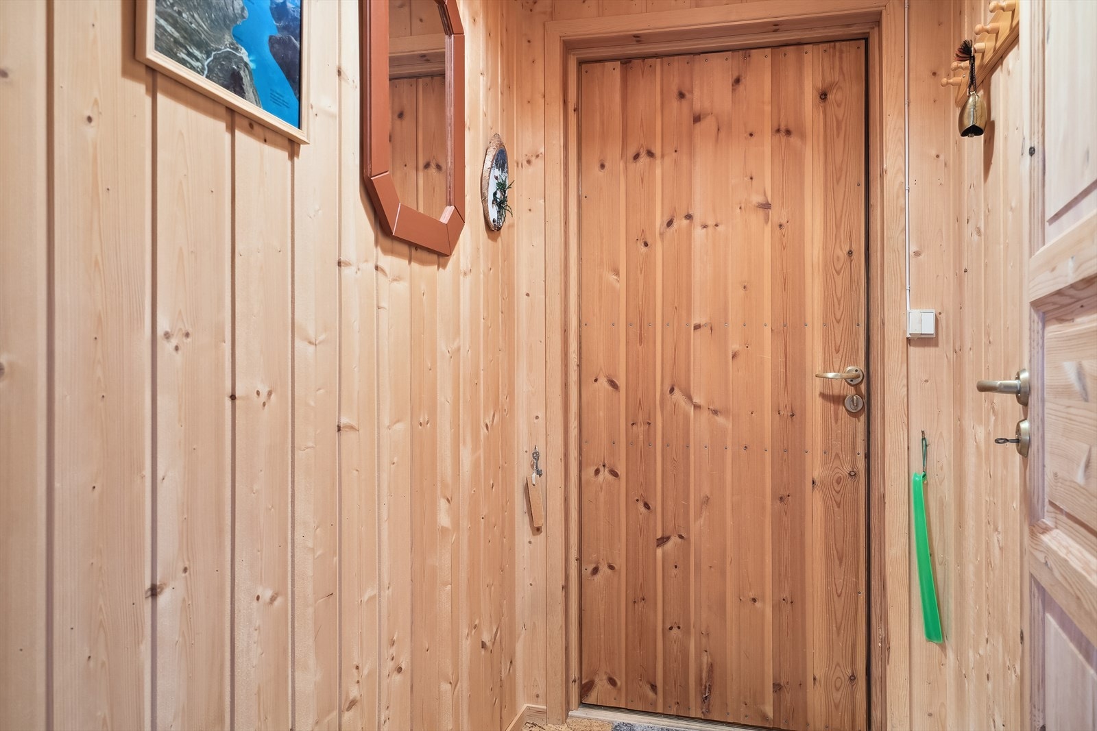 Velkommen inn! Entré med plass for å henge fra seg yttertøyet. Galleribilde