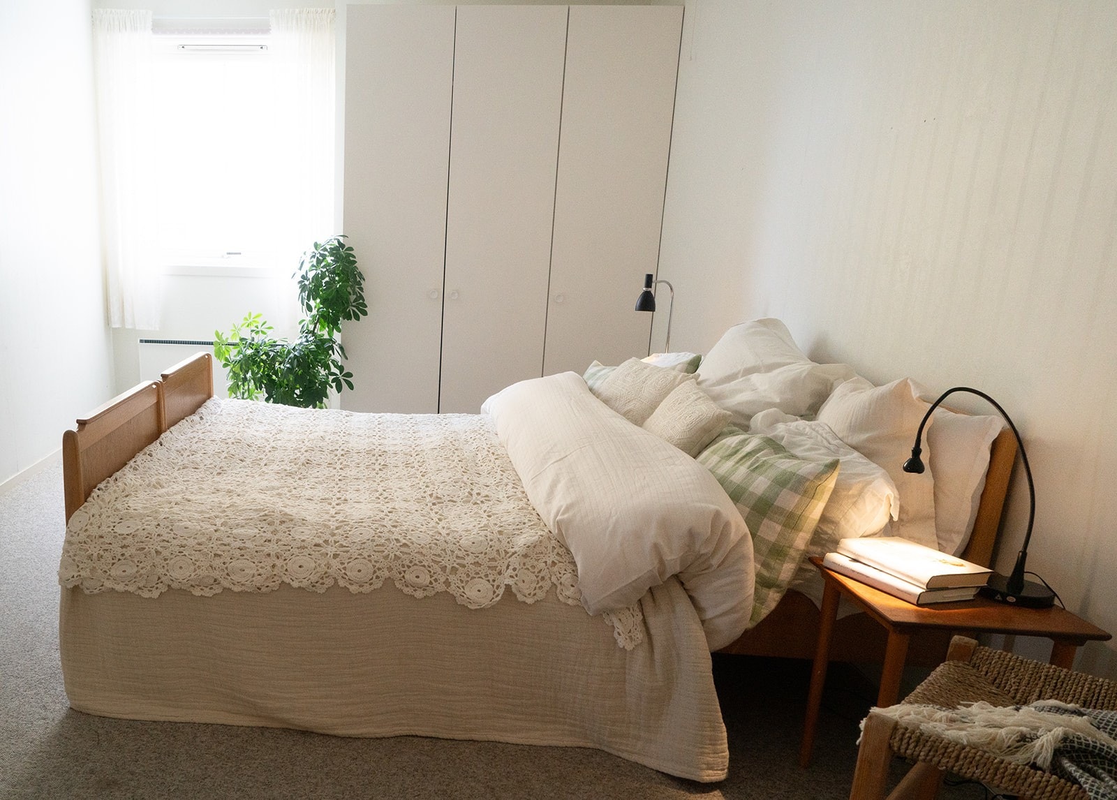 Stort soverom med god plass til dobbeltseng og garderobe Galleribilde