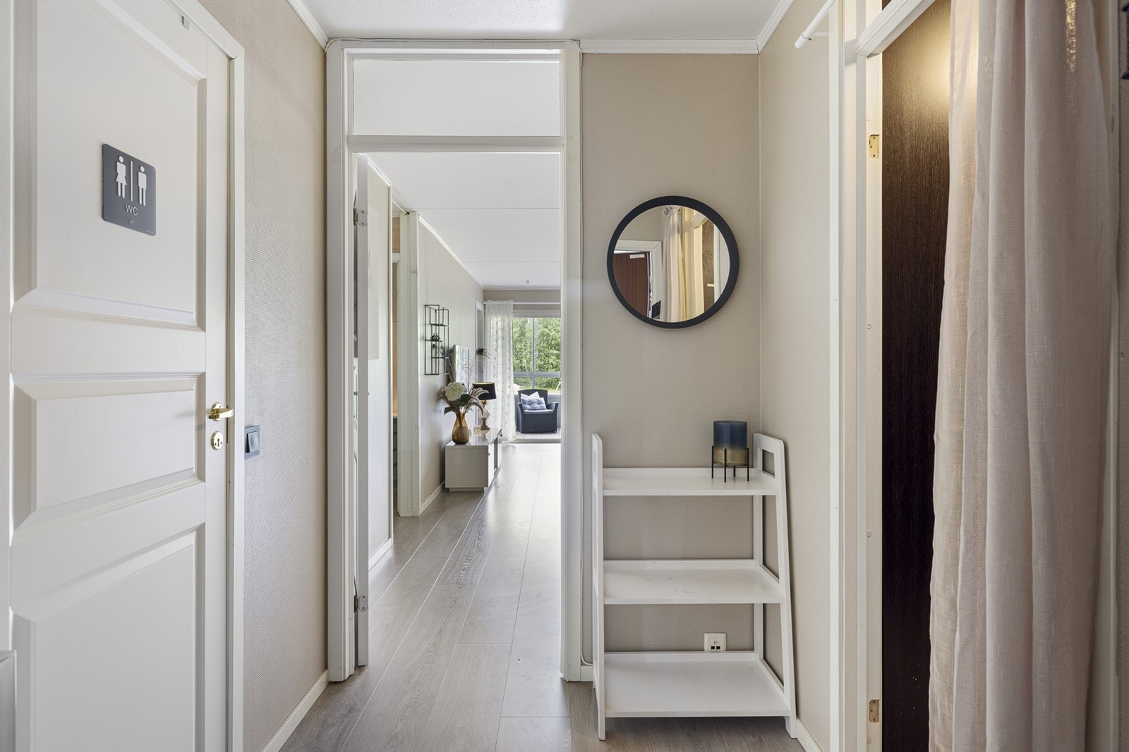 Entreen er åpen og lys med plass til yttertøy og sko. Det er ytterligere oppbevaringsplass i en bod tilknyttet entreen. Galleribilde