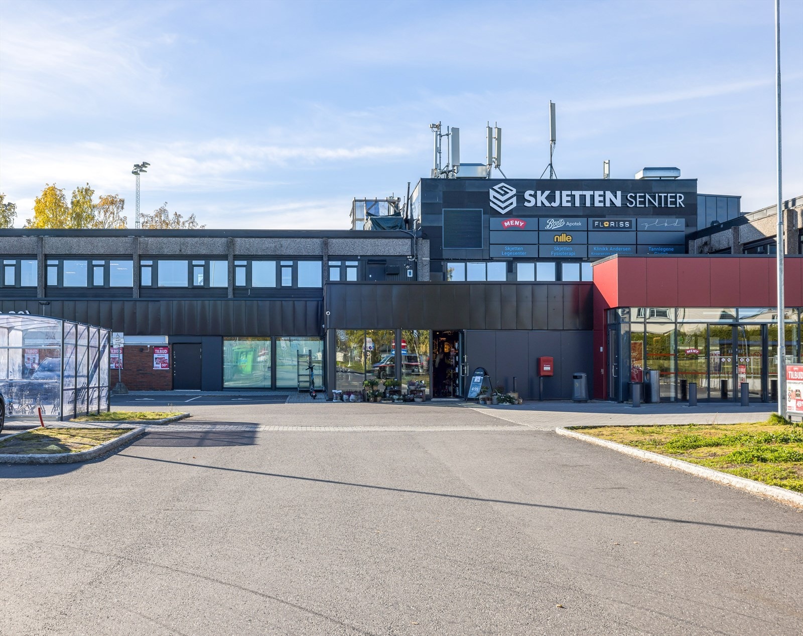 Skjetten Nærsenter få minutter unna med et rikt utvalg av butikker og servicetilbud. Galleribilde