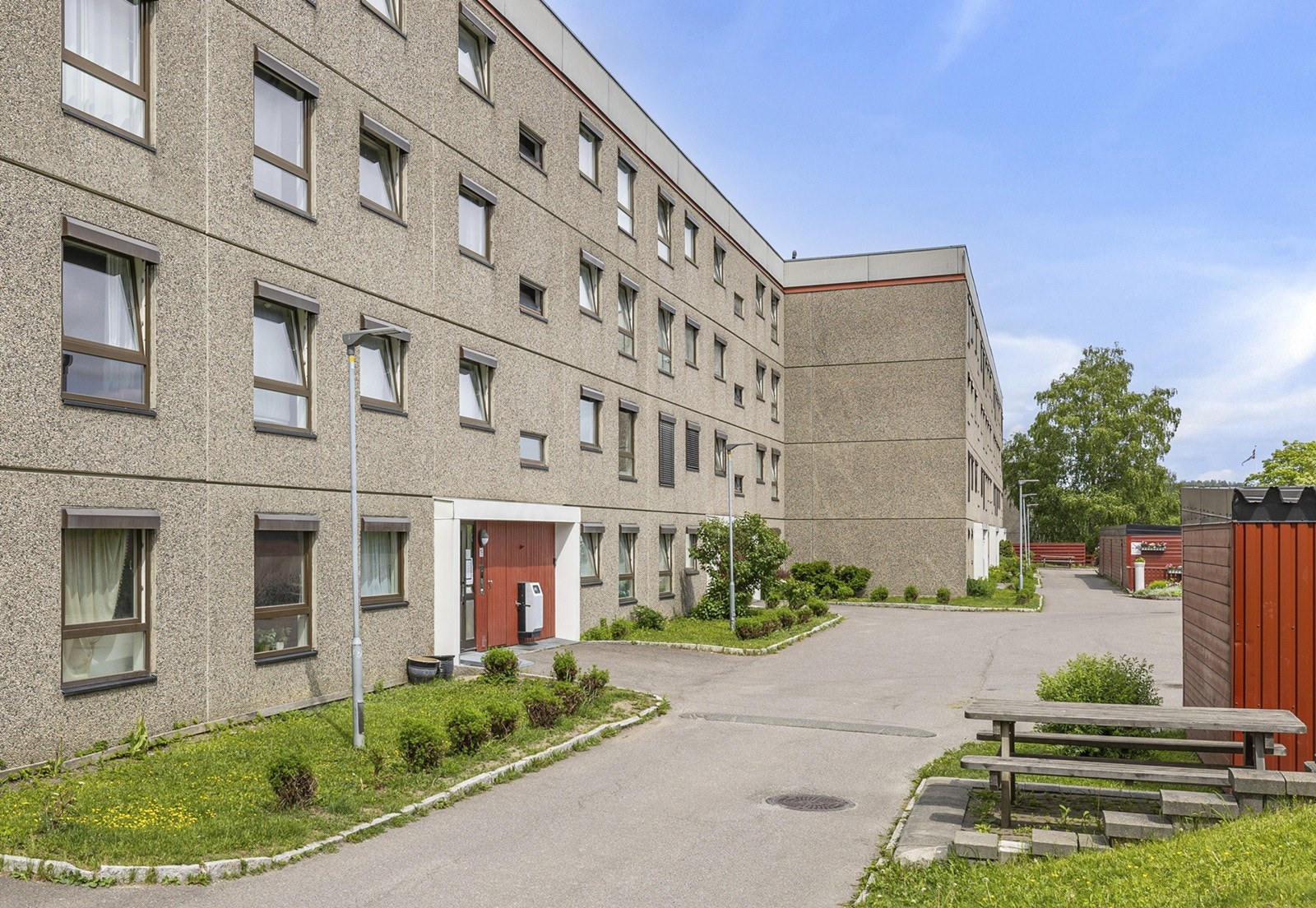 Det er store grøntarealer og lekeplasser rundt blokkene, samt felles sittegrupper. Galleribilde