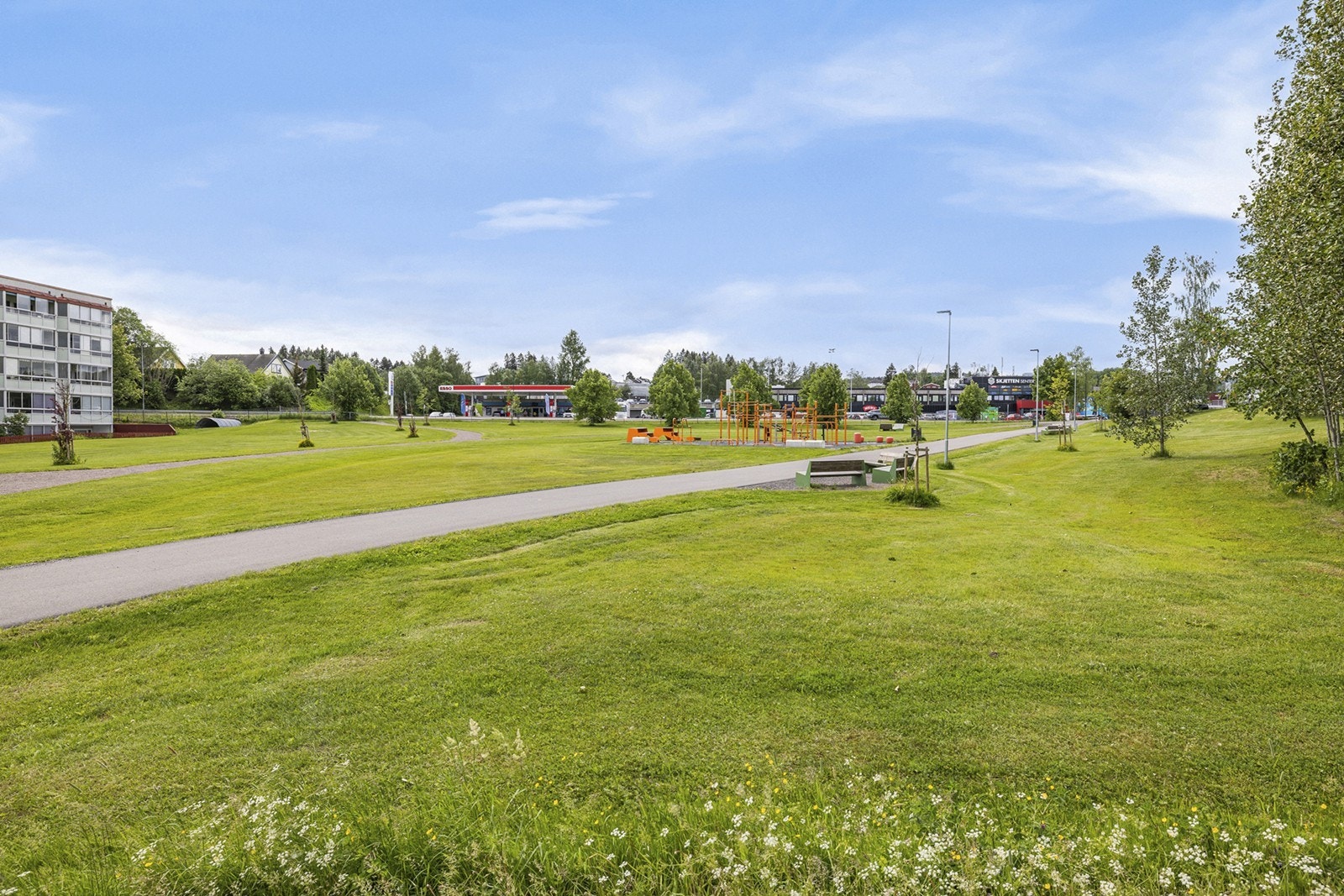 Nærområdet byr blant annet på fotballbane, frisbeegolf, lekeplasser, skøytebane, tennisanlegg, svømmehall, akebakker, hesteridning, skaterampe og flere treningssentre. Galleribilde