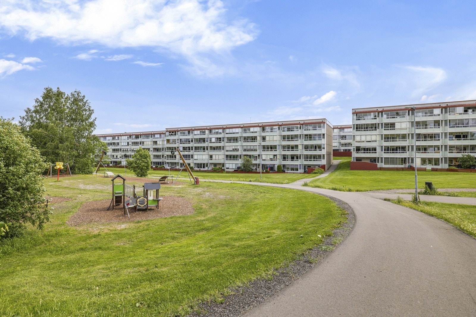 Boligen ligger i et meget attraktivt, sentralt og barnevennlig boligområde på Skjetten i Lillestrøm kommune. Galleribilde