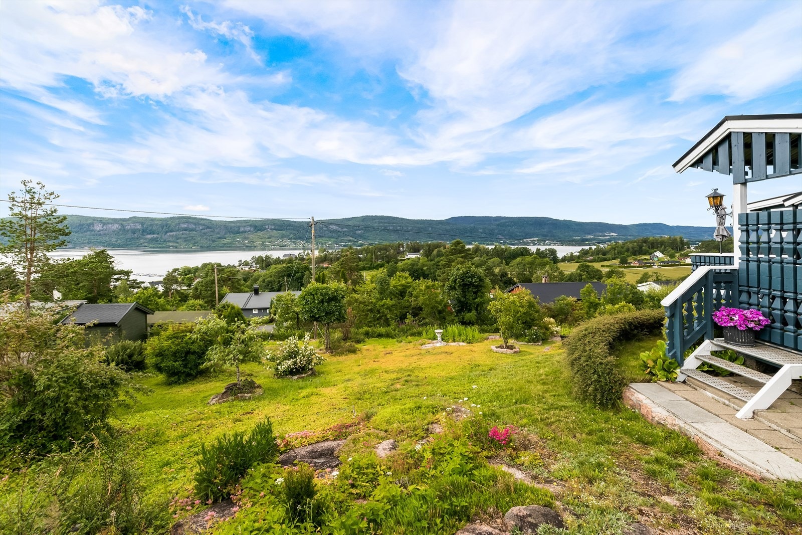 Solrik og frodig hage Galleribilde