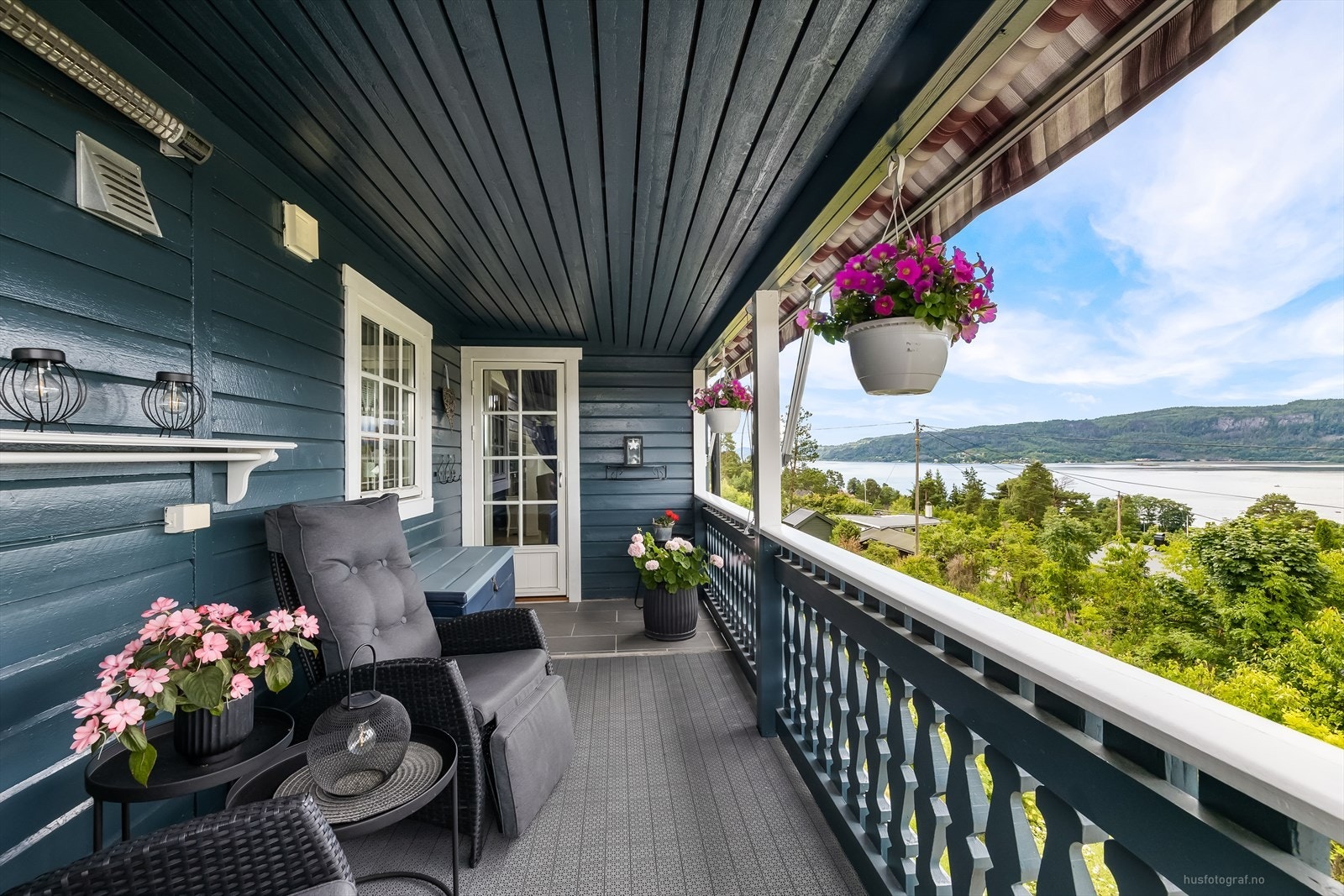 Hytta har flere terrasser Galleribilde