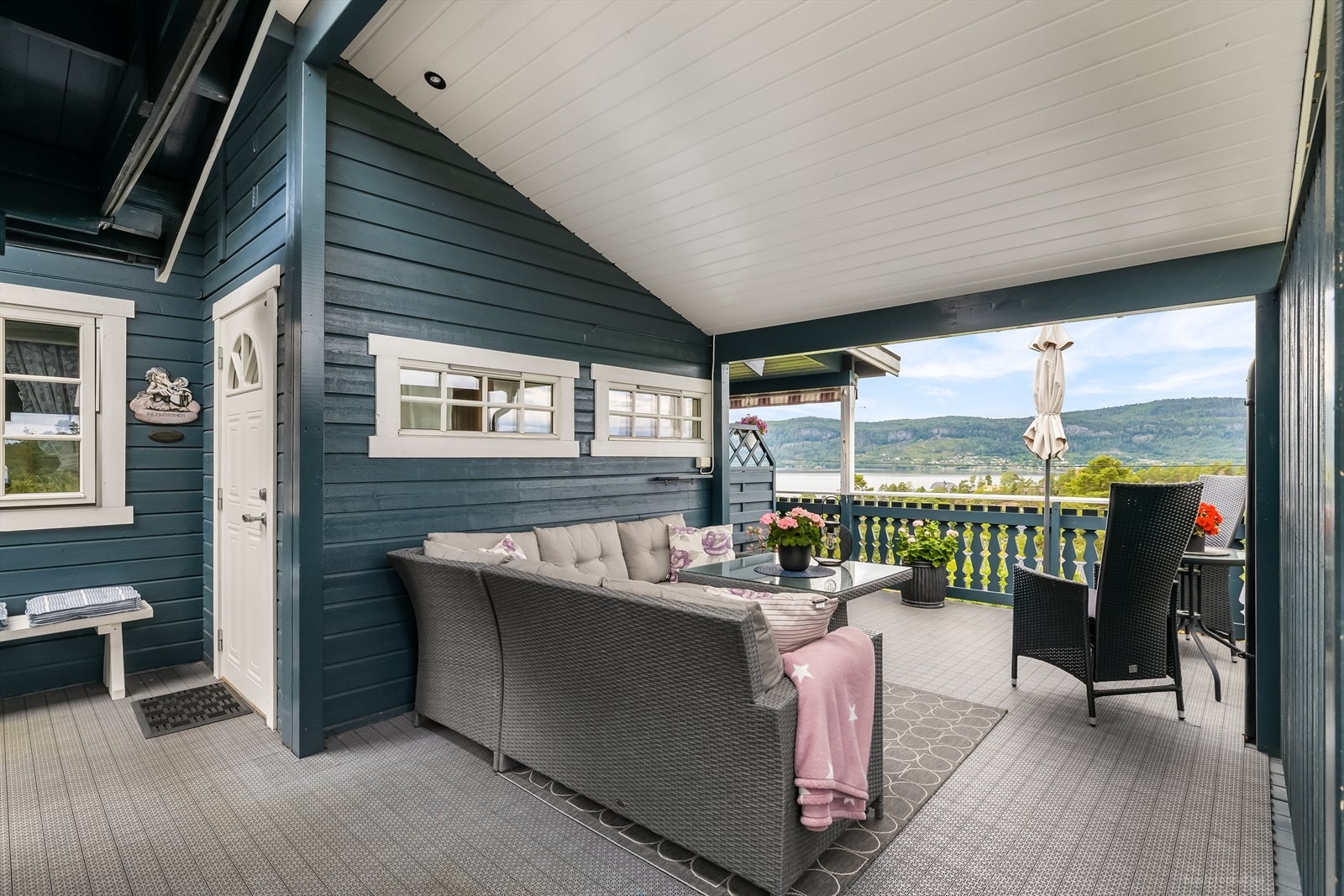 Terrasser rundt hele hytta Galleribilde