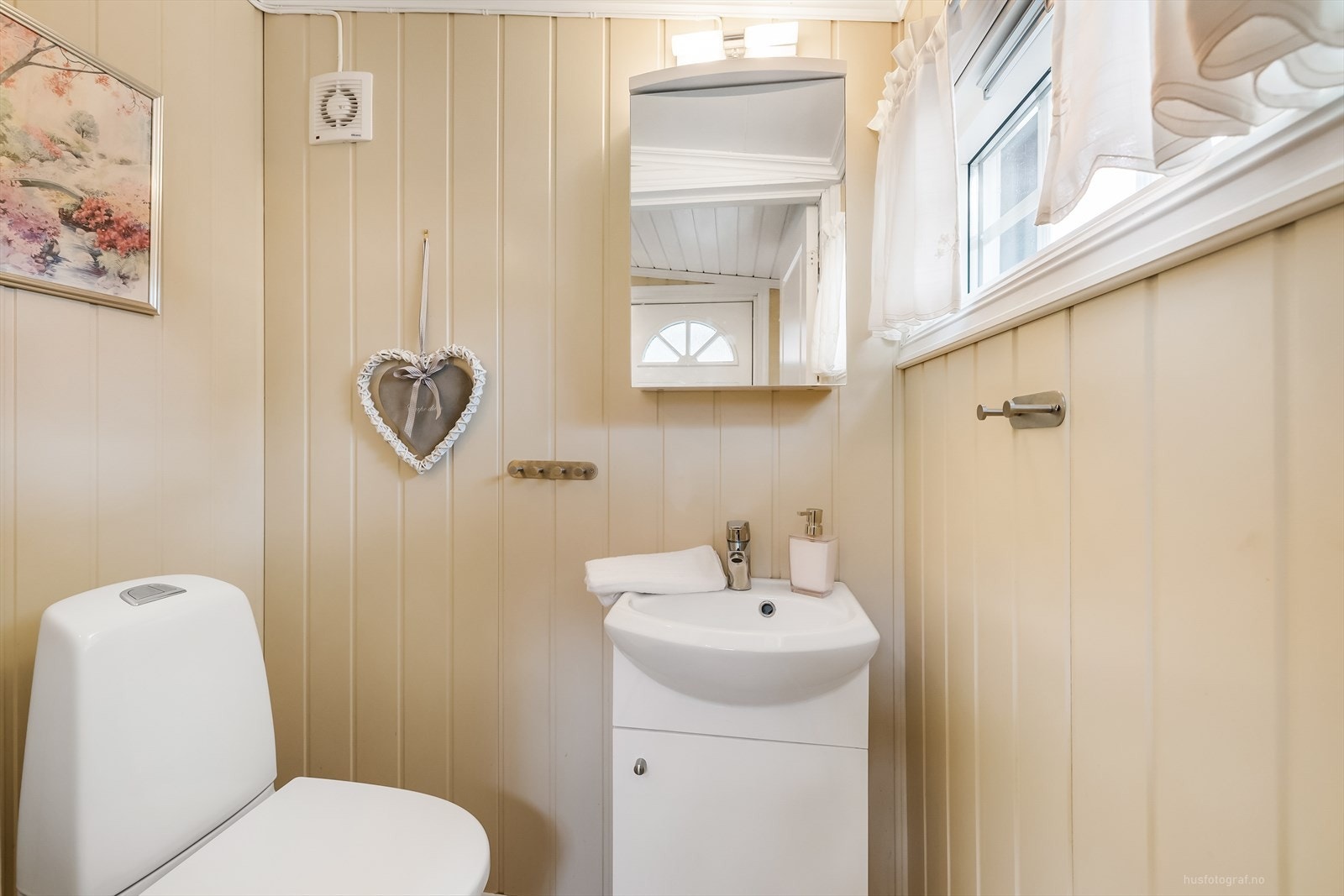 Toalett i hytta Galleribilde