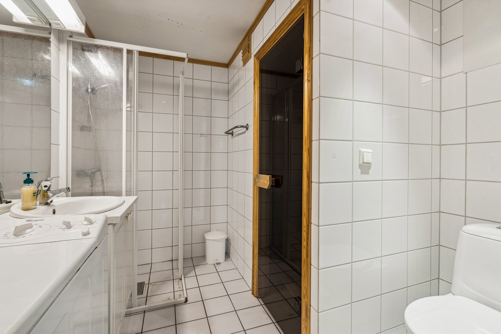 Flislagt bad med toalett, servant i skapinnredning, dusjvegger og tilgang badstue - det perfekte sted for avkobling etter en lang dag ute! Galleribilde