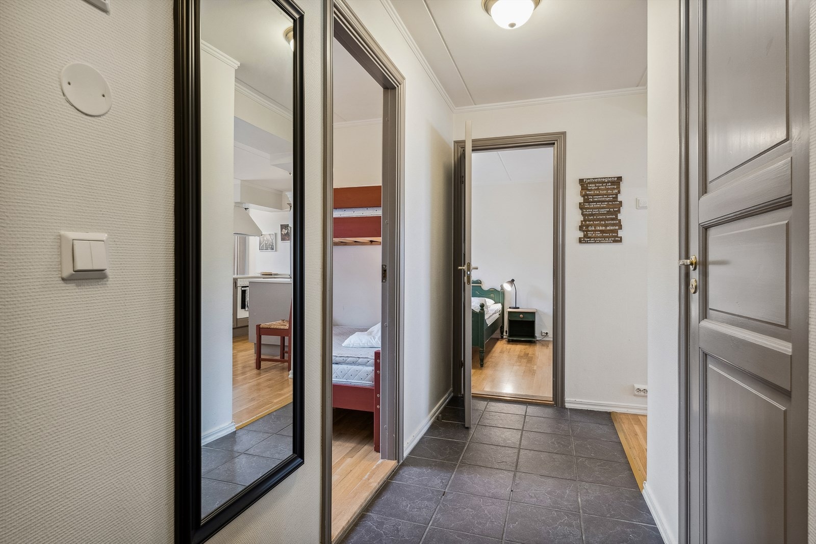Velkommen inn! Entré med plass for å henge fra seg yttertøyet. Dør til bod, som kan være praktisk å bruke til garderobe og oppbevaring av sportsutstyr. Galleribilde