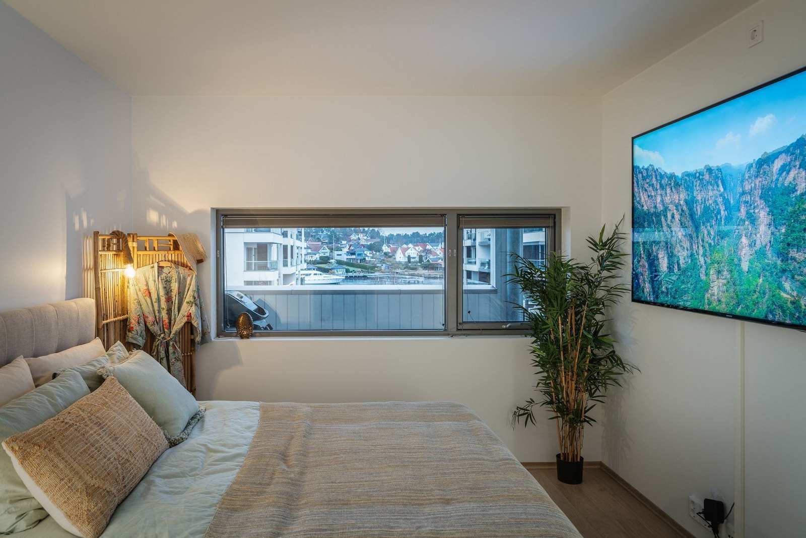 Hovedsoverom med tilknytning til garderobe, eget bad. Galleribilde