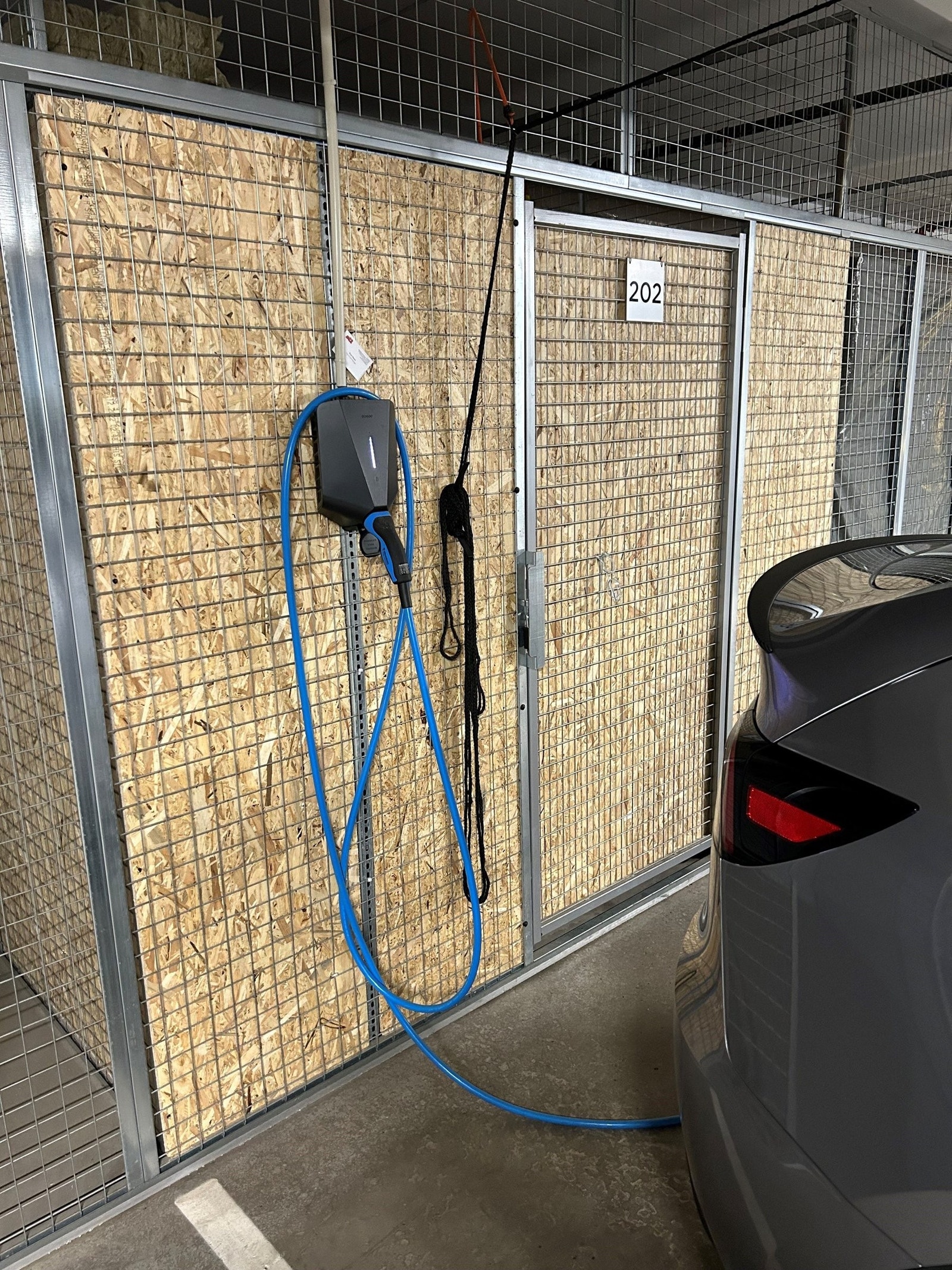 Kraftig lader til El bil, bod ved parkering nærme heis. Galleribilde
