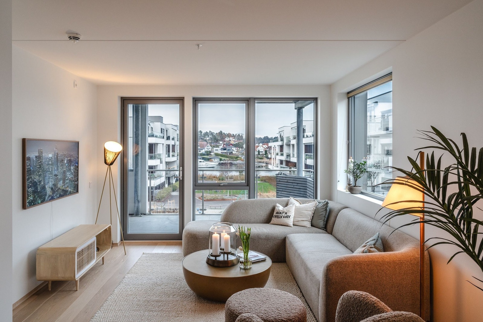 Utsikt fra stue. Direkte adkomst til stor terrasse på 18 m2. Galleribilde