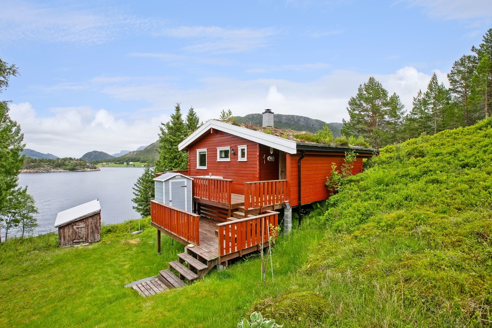 På eiendommen står det en bod med utedo. Galleribilde