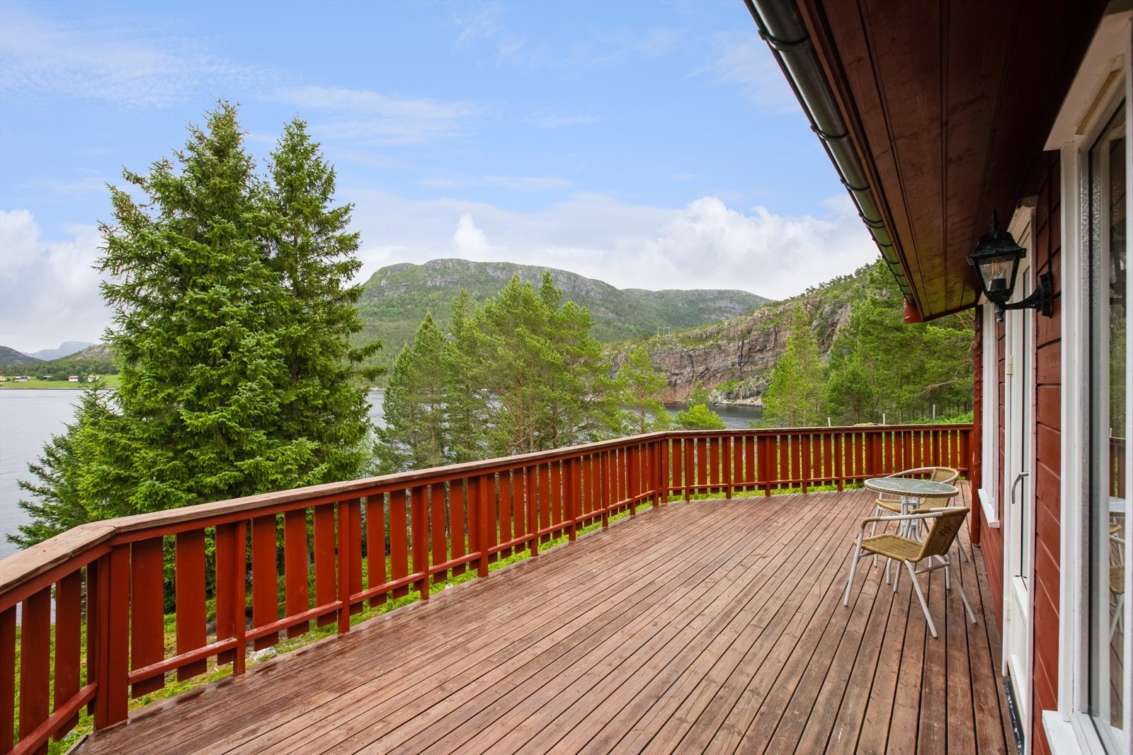Utenfor stuen har hytta en herlig og delvis overbygget terrasse på ca. 61 kvm - med fjorden som vakkert bakteppe. Galleribilde