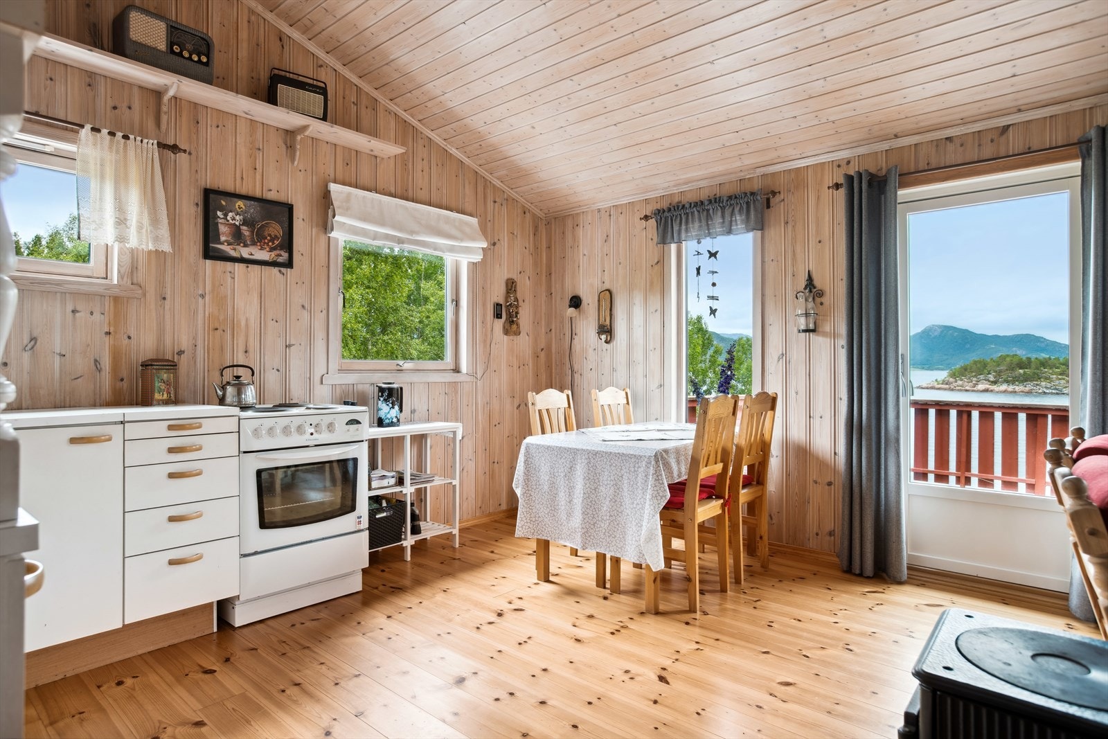 Sammen med kjøkkenet danner stuen et åpent, men likevel lunt og intimt allrom. Galleribilde