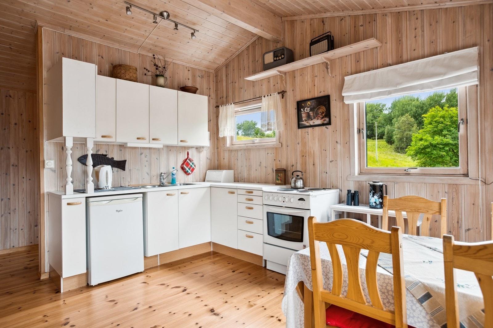På kjøkkenet er det avsatt plass til komfyr og et lite kjøleskap under benken. Galleribilde