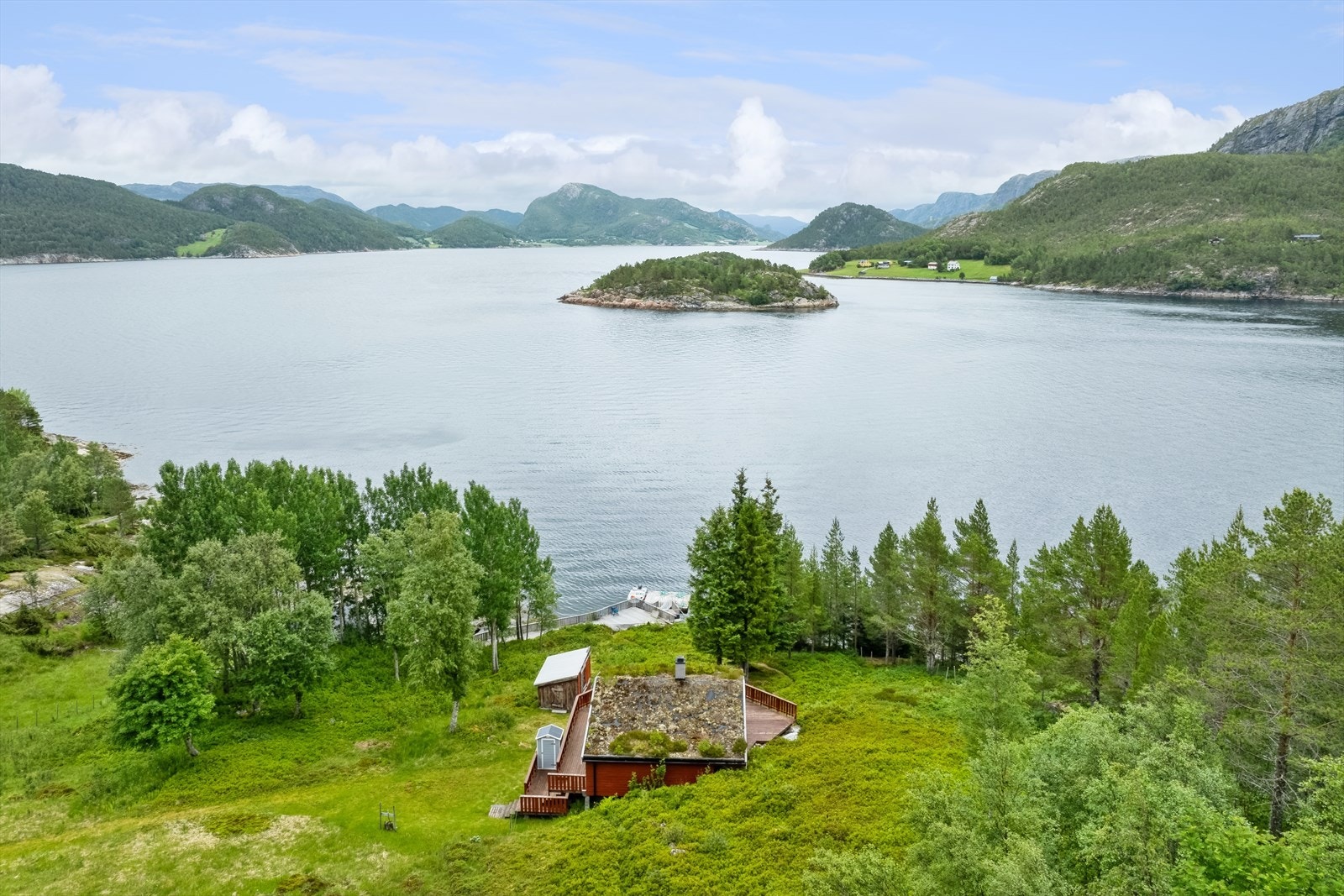 Området byr på sjø, fjell og vakker natur så langt øyet kan se. Galleribilde