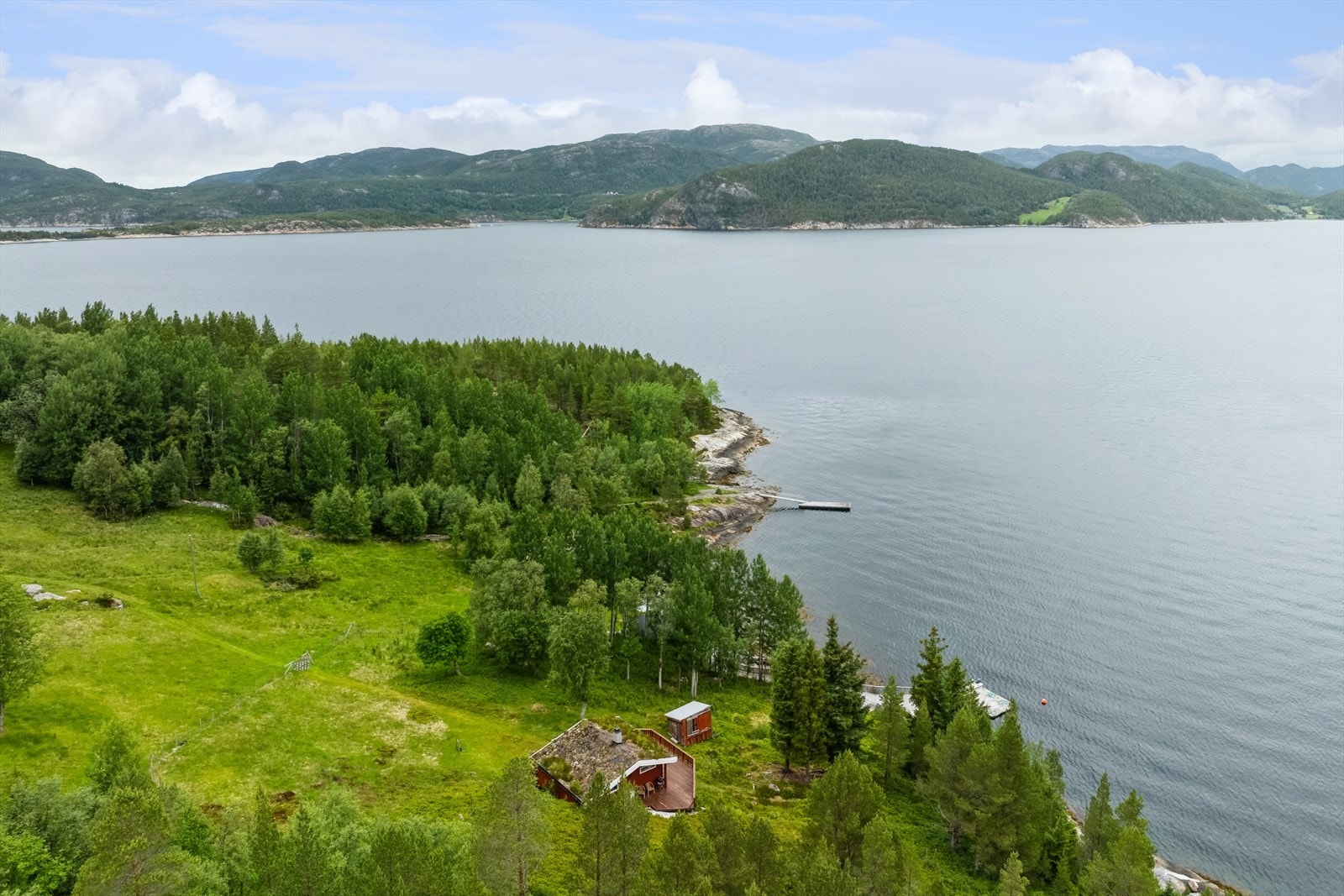 Med vannet kun fa meter unna kan man nærmest tra ut av senga og rett oppi morgenbadet. Galleribilde