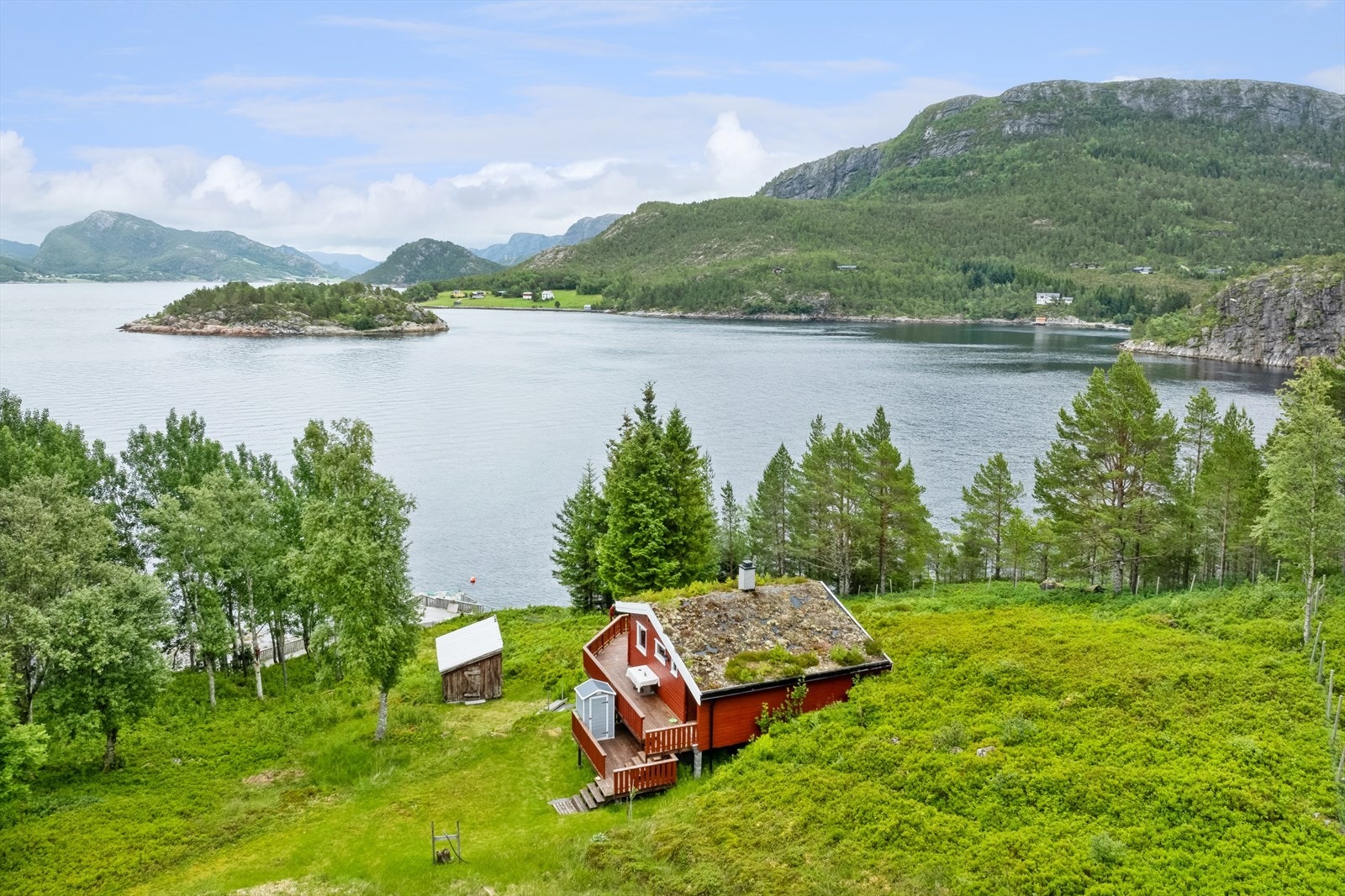 Utsikten over fjord og fjell er helt fantastisk - Norge på sitt aller beste. Galleribilde