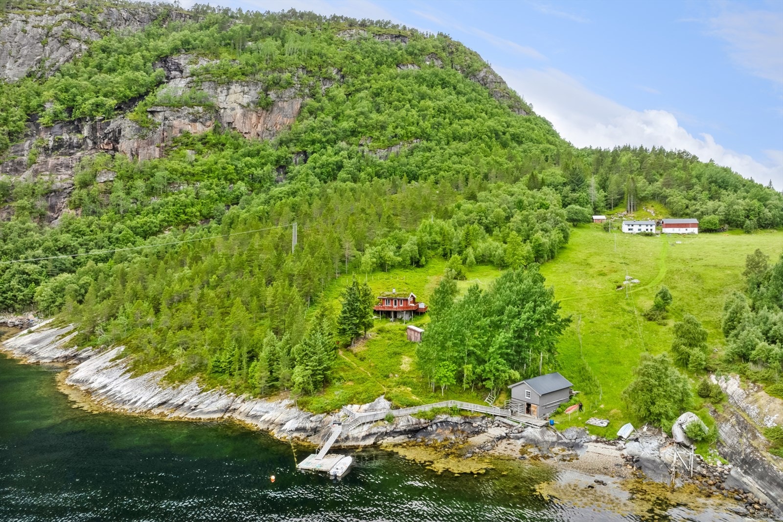 Velkommen til Flesvikveien 286 - en koselig hytte i eventyrlige omgivelser på en idyllisk halvøy. Galleribilde