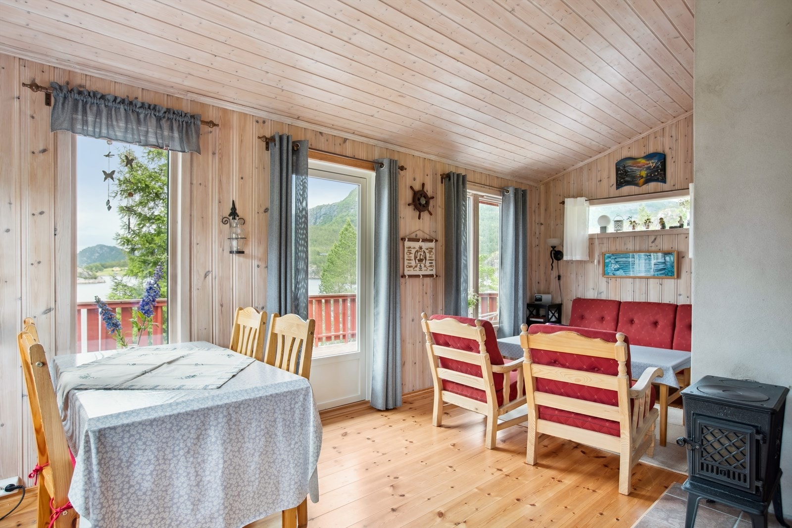 Etter en lang dag ute er det koselig å komme inn for å varme seg foran en vedovn i stuen. Galleribilde