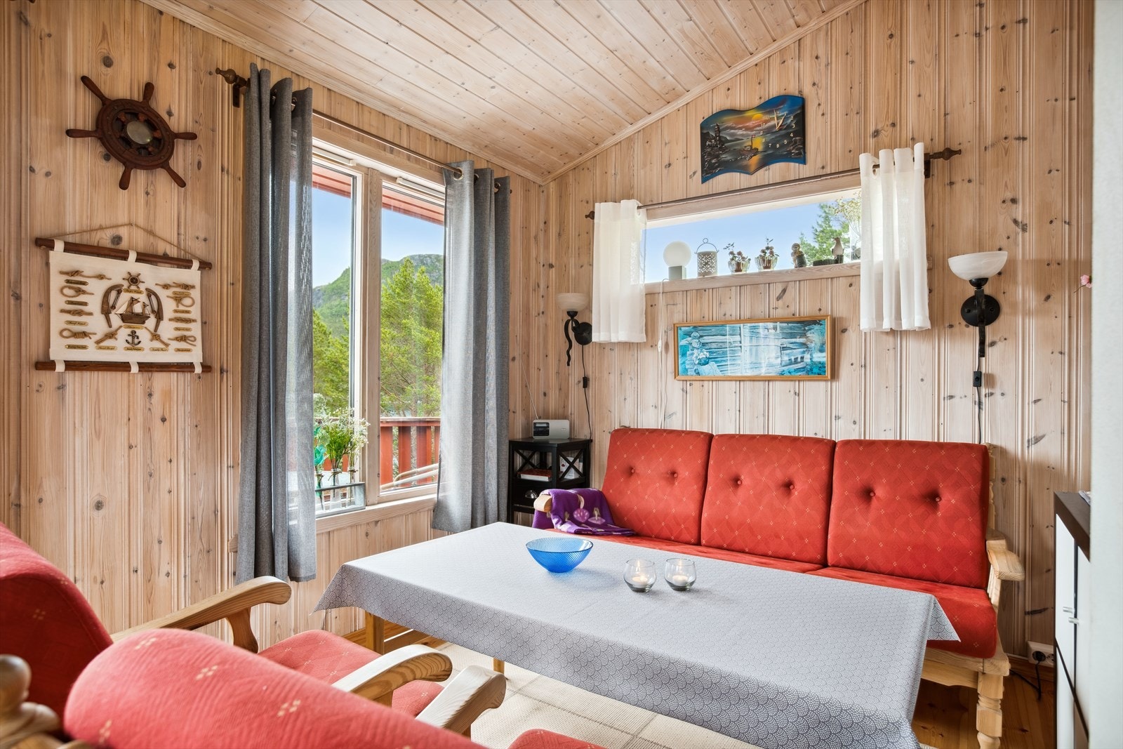 Vinduer i tre retninger slipper inn godt med naturlig lys til stuen. Galleribilde