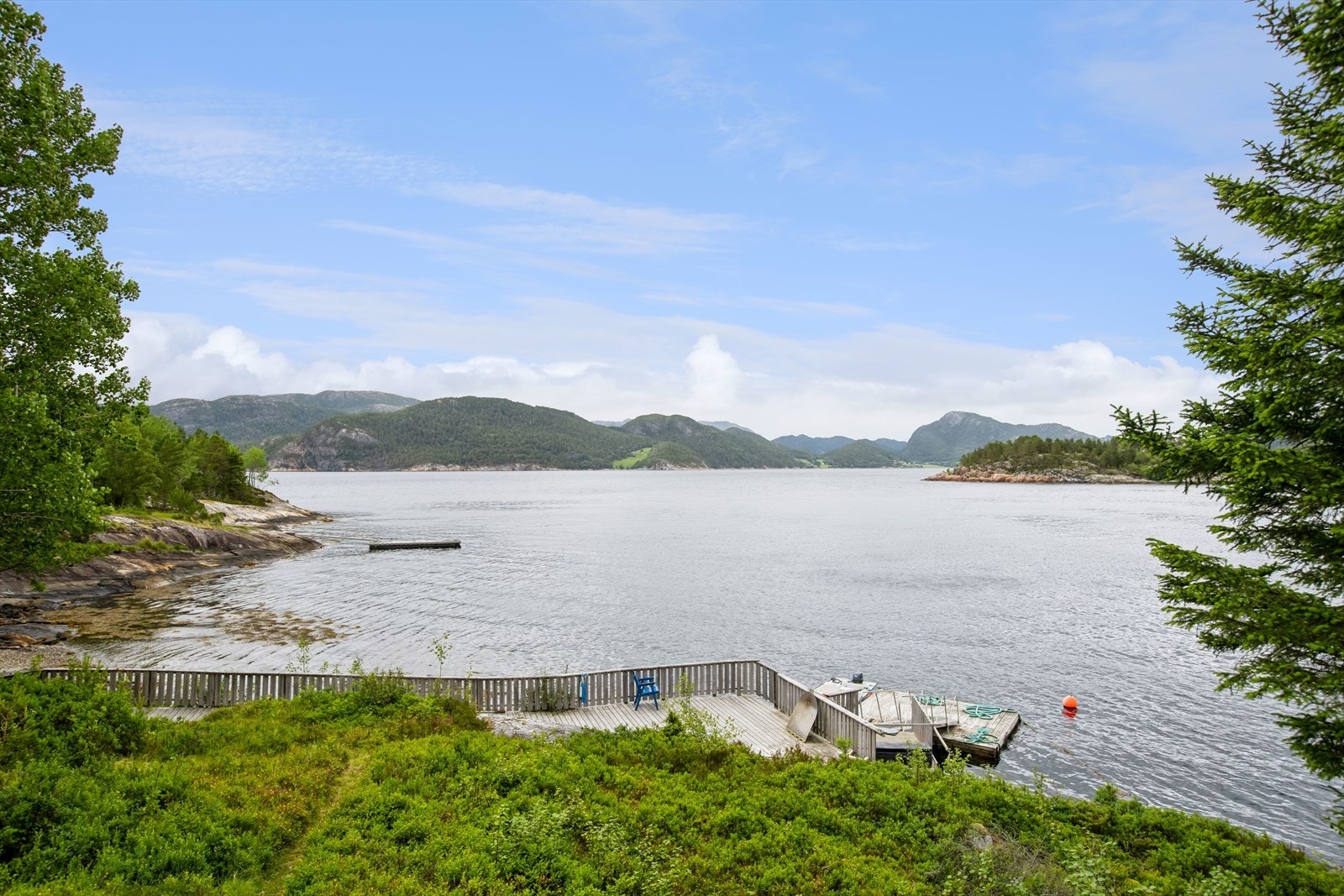 Alt er tilrettelagt for pur sommeridyll med bading, båtliv og fiske. Galleribilde