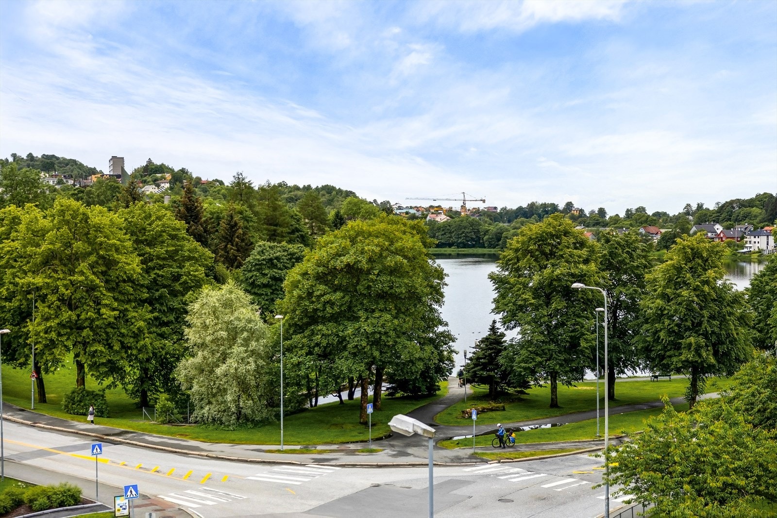 Rett utenfor døren ligger Tveitevannet med nydelig grusvei - perfekt for en effektiv rusle- eller joggetur. Kort vei til stier opp Ulriken og Landåsfjellet. Galleribilde