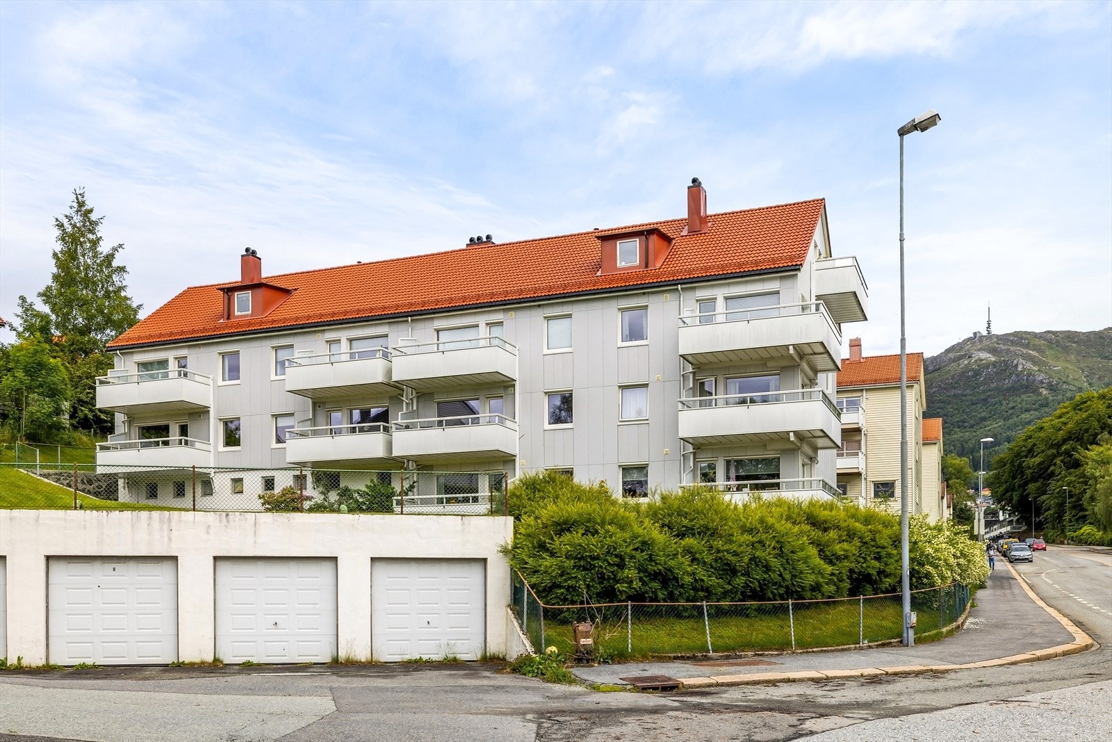 Ypperlig plassering for deg som ønsker å bo urbant og sentrumsnært, likevel litt utenfor bykjernen med naturen like ved. Galleribilde