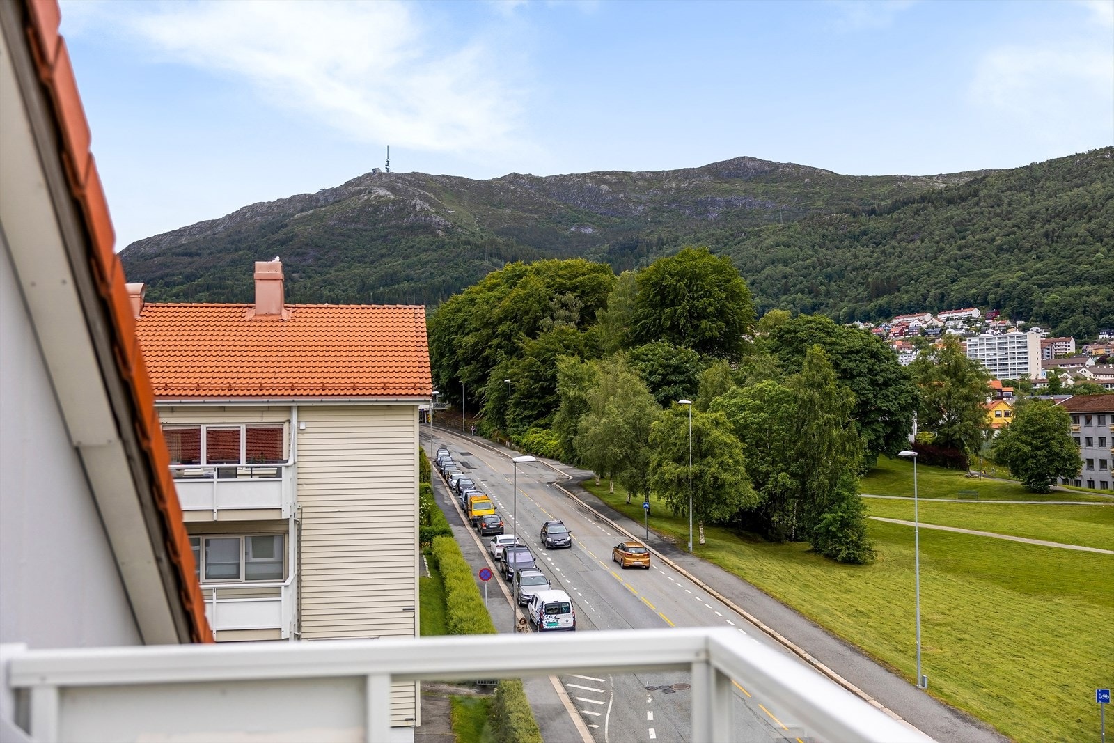 Leiligheten har fri og vidstrakt utsikt mot bla. Ulriken og omkringliggende fjell. Herlig med såpass luftighet rundt balkong. Galleribilde