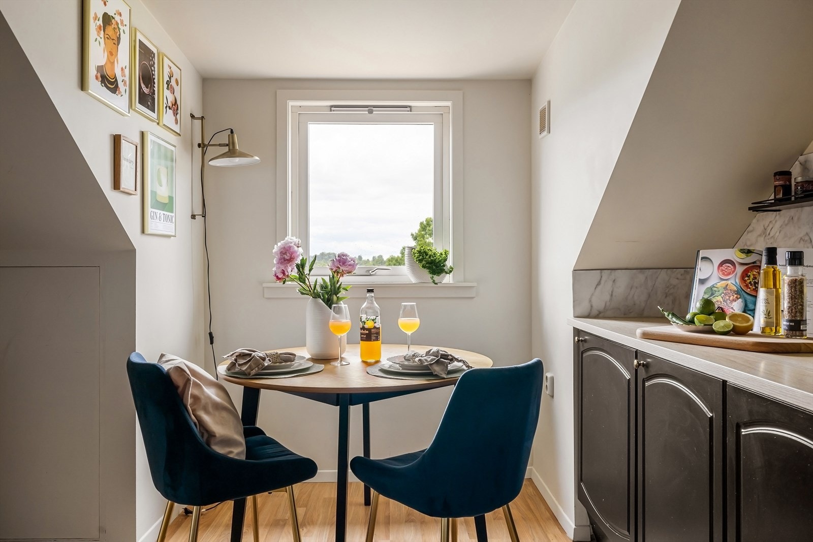 Det er plass til et hyggelig frokostbord ved vindu på kjøkkenet. Galleribilde