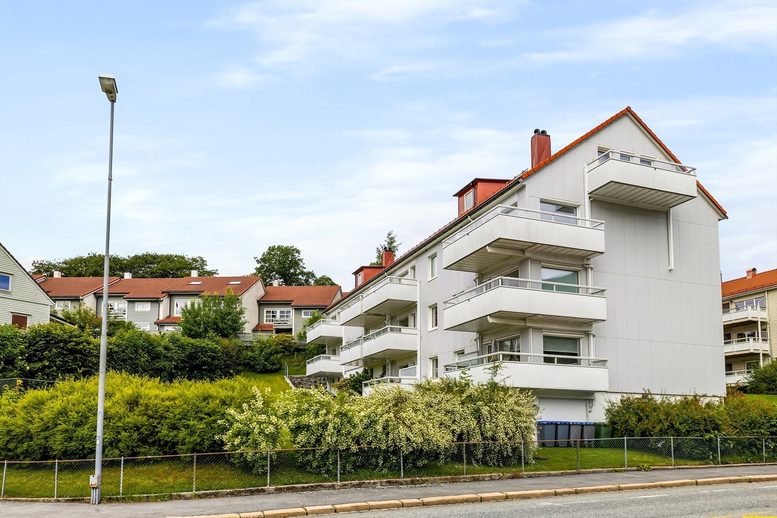 Leiligheten har en fin og luftig plassering i byggets toppetasje (4. etasje). I 2019 ble tak, vinduer, fasade, altandører og balkonger skiftet i regi av borettslaget. Galleribilde