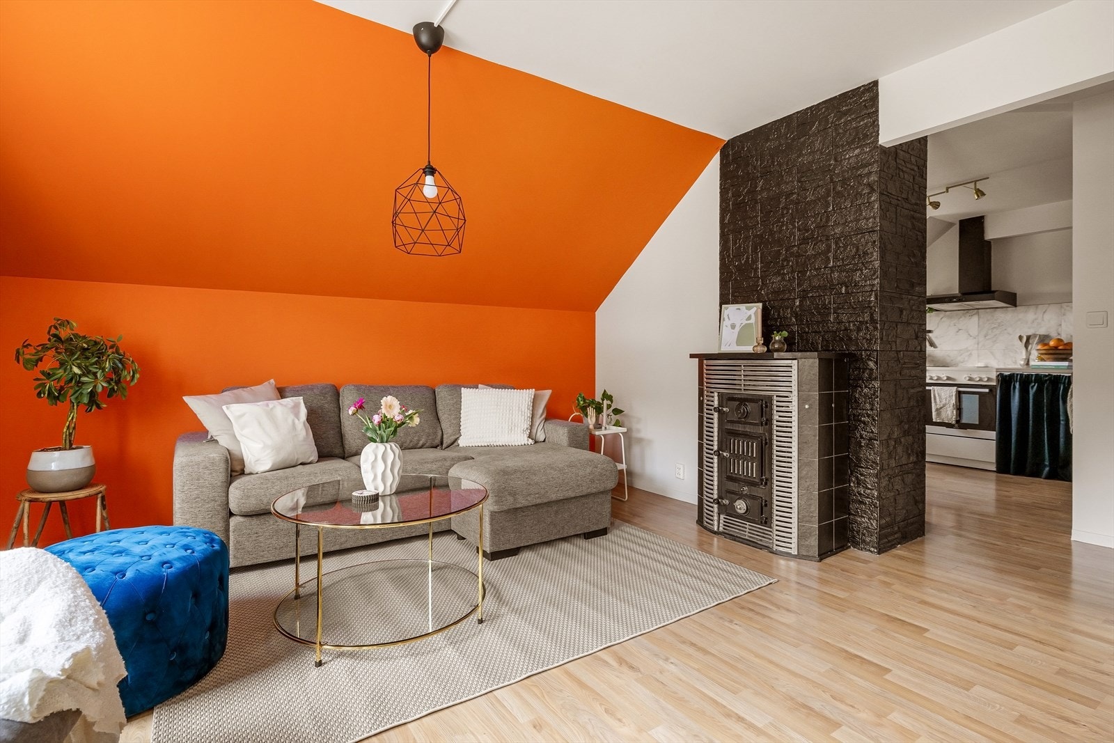 Fine møbleringsmuligheter med rom for både sitte- og spisegruppe. Galleribilde